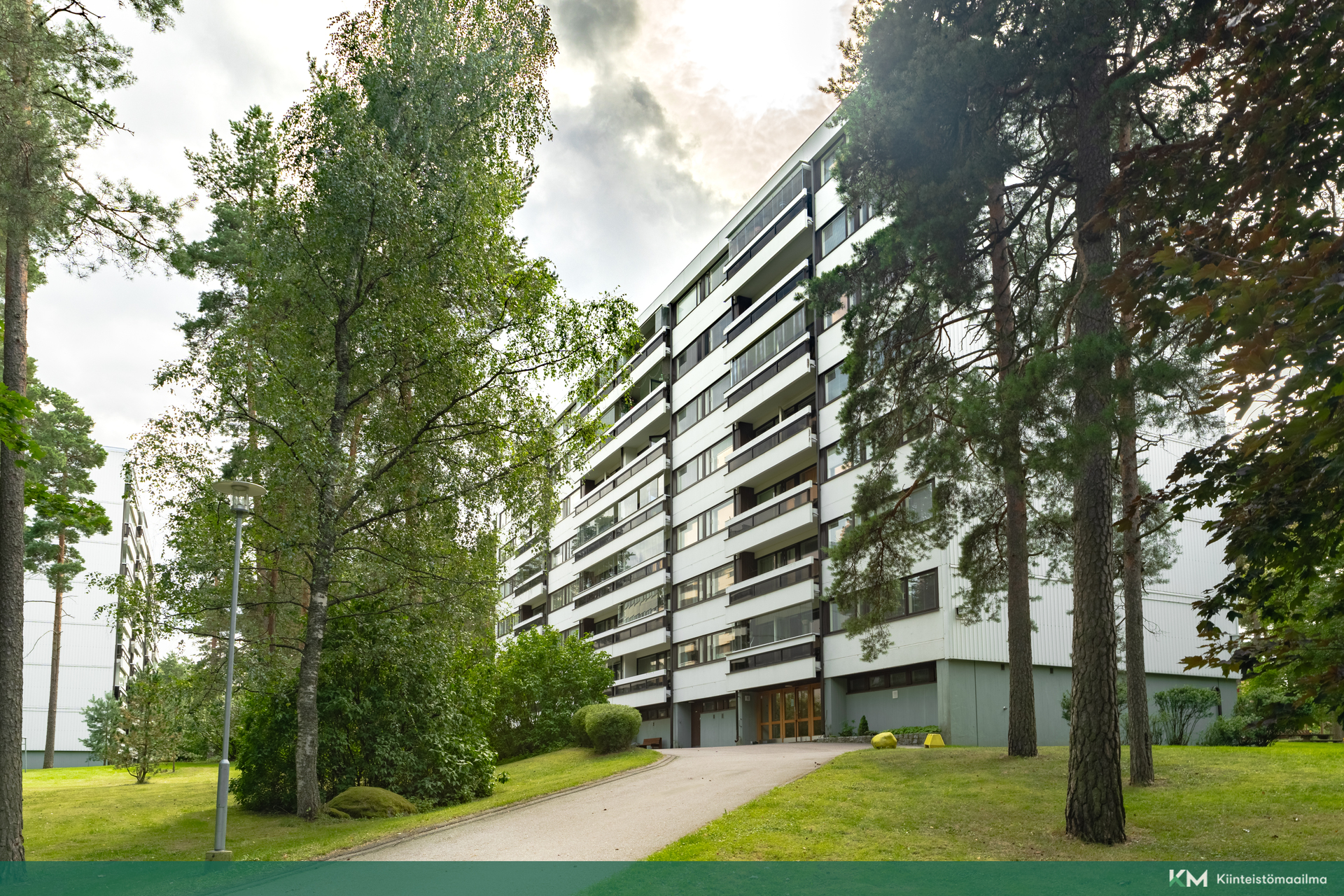Hyvin hoidettu taloyhtiö palveluiden läheltä