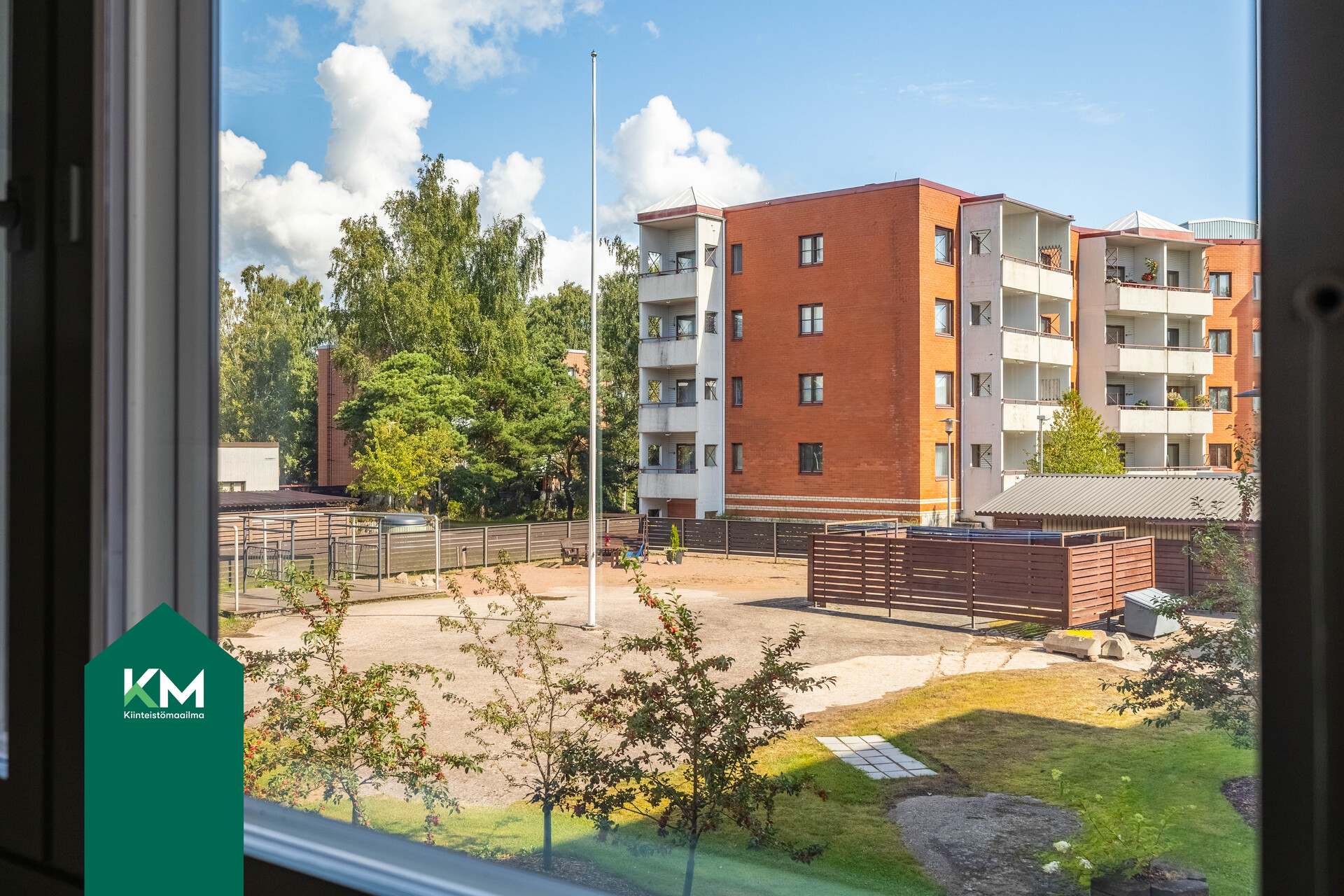 Keittiön ja toisen makuuhuoneen näkymät sisäpihalle