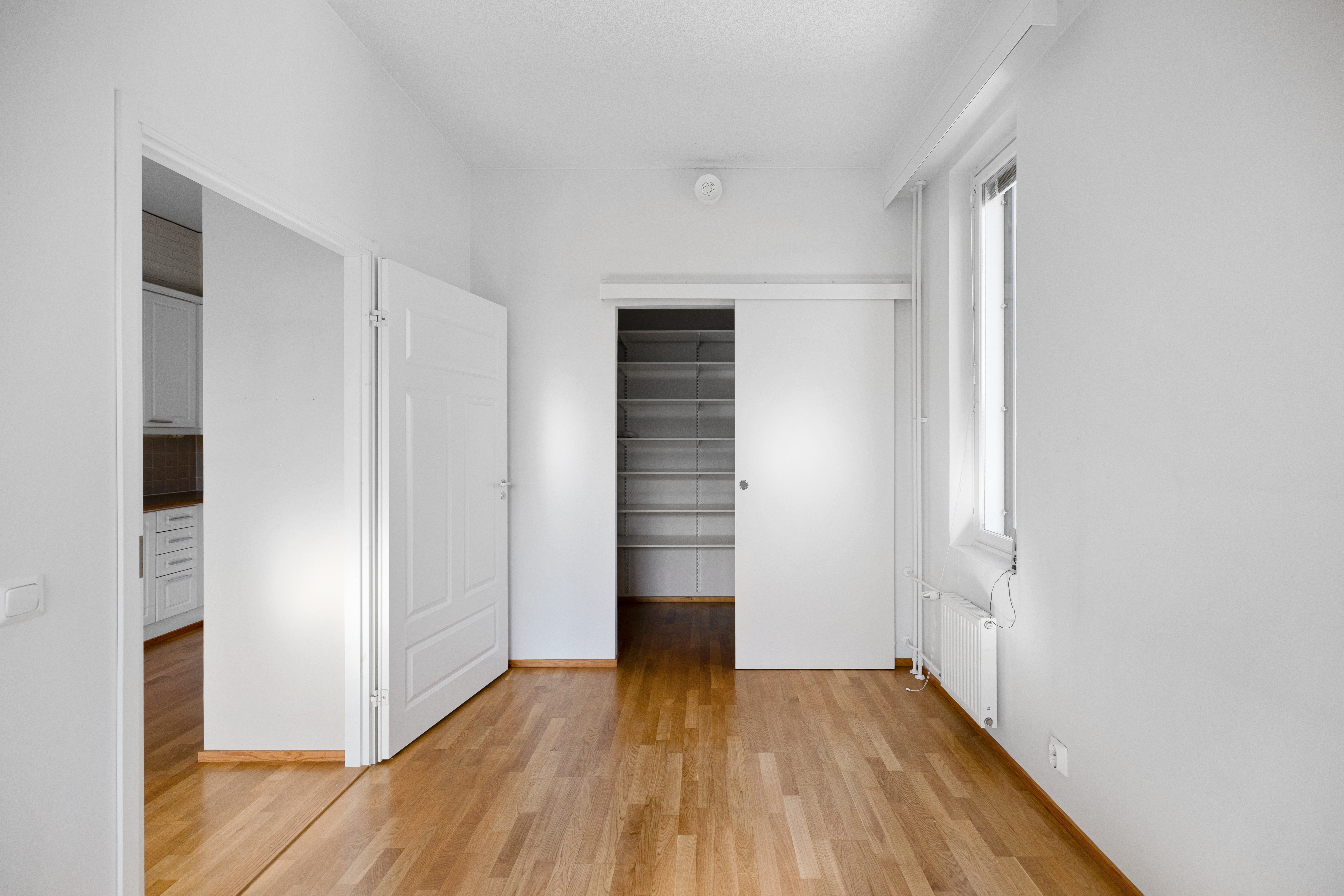 Toisessa huoneessa myös liukuovellinen vaatehuone. 