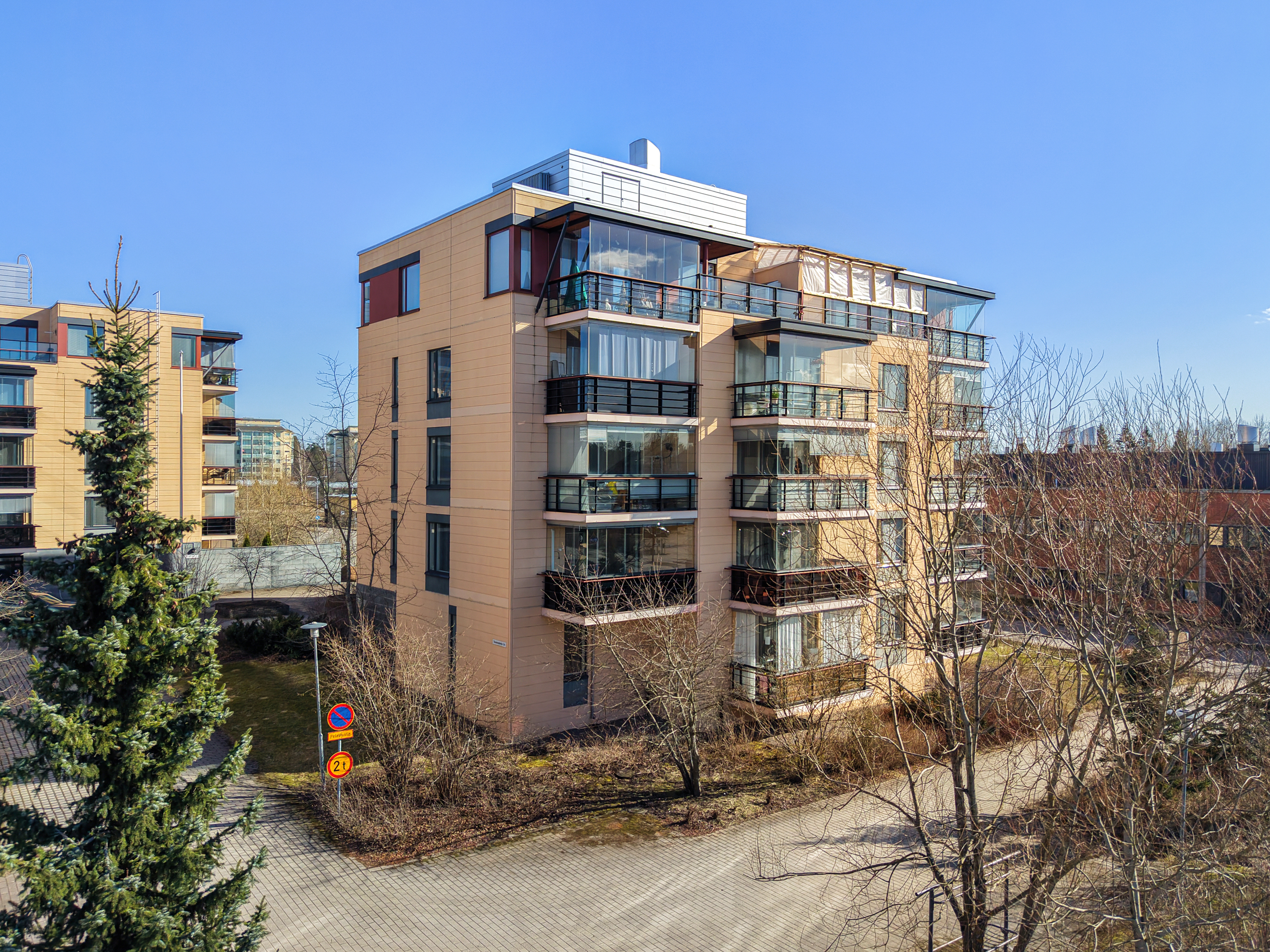 Julkisivu taloyhtiöstä.