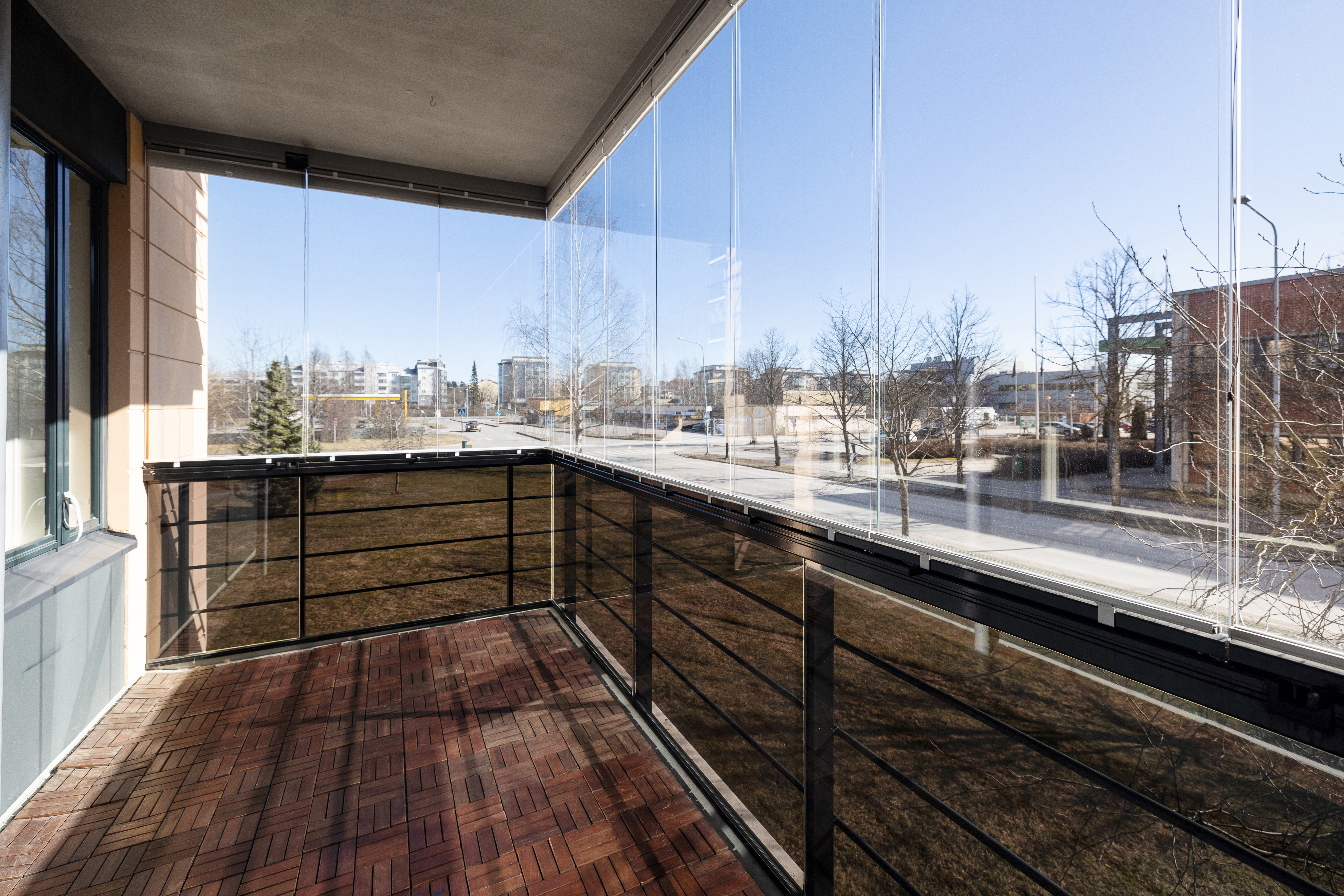 Tilava lasitettu parveke.