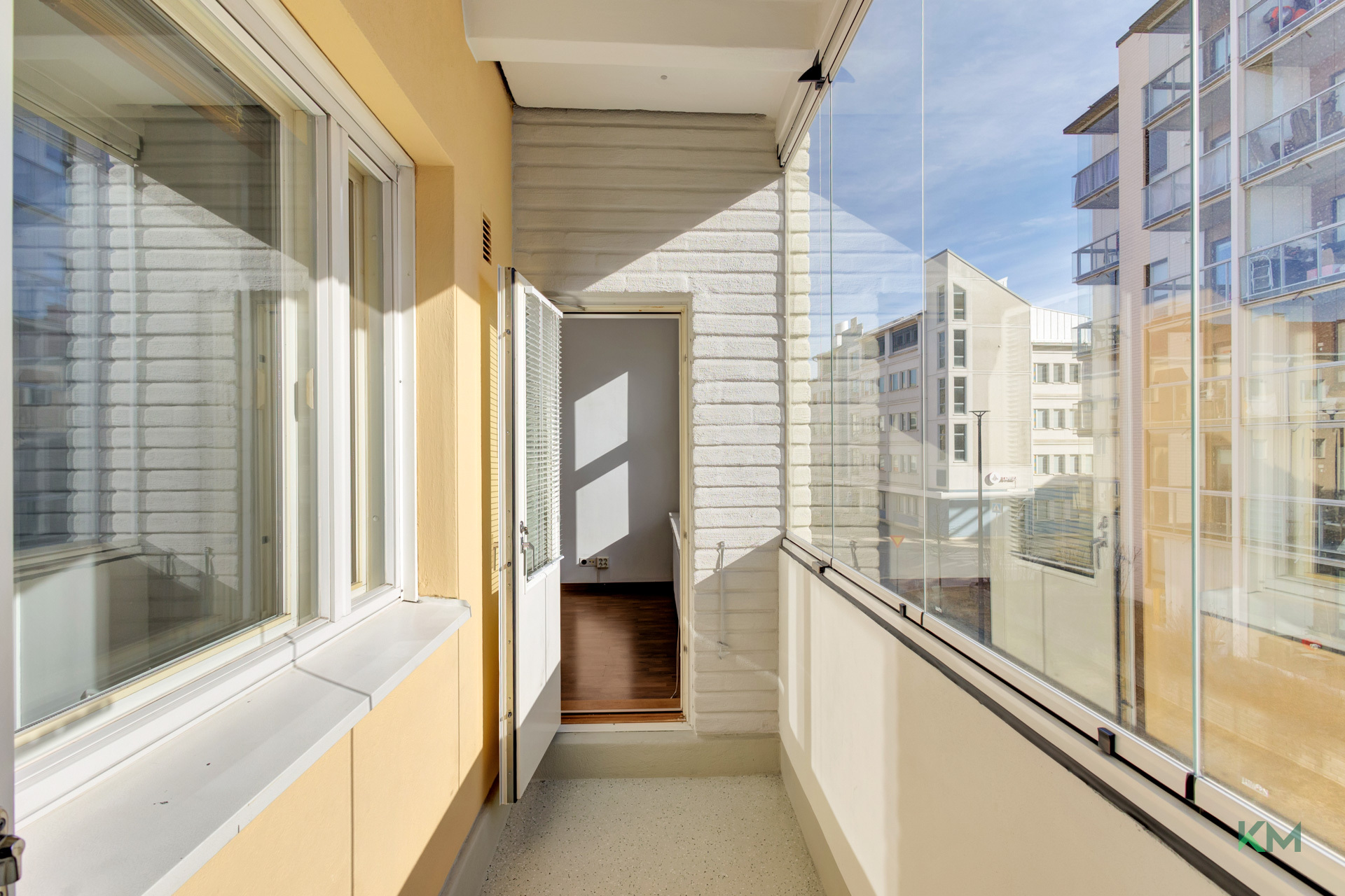 Olohuoneesta käynti parvekkeelle