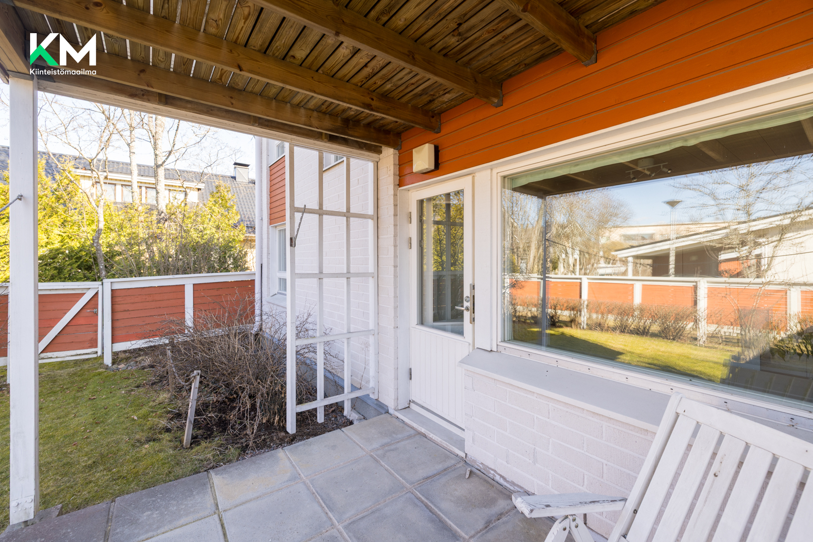 alakerrasta käynti pihalle