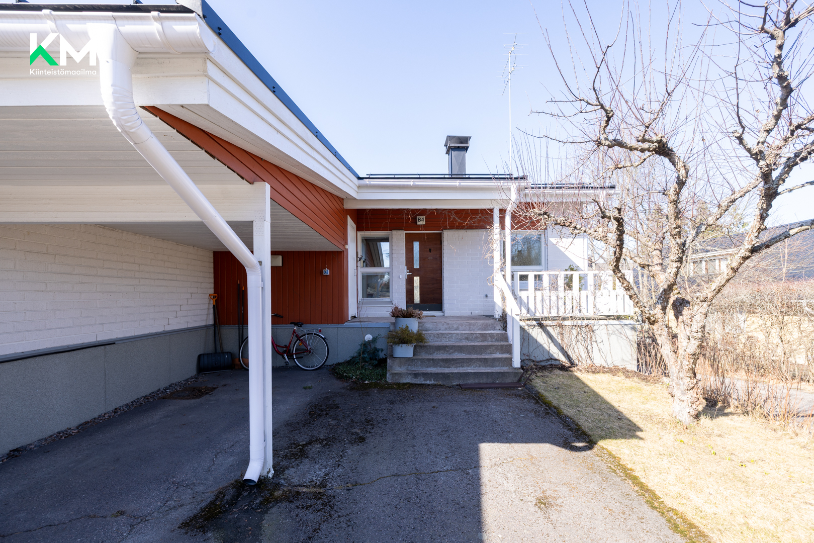 autokatos pääoven vieressä