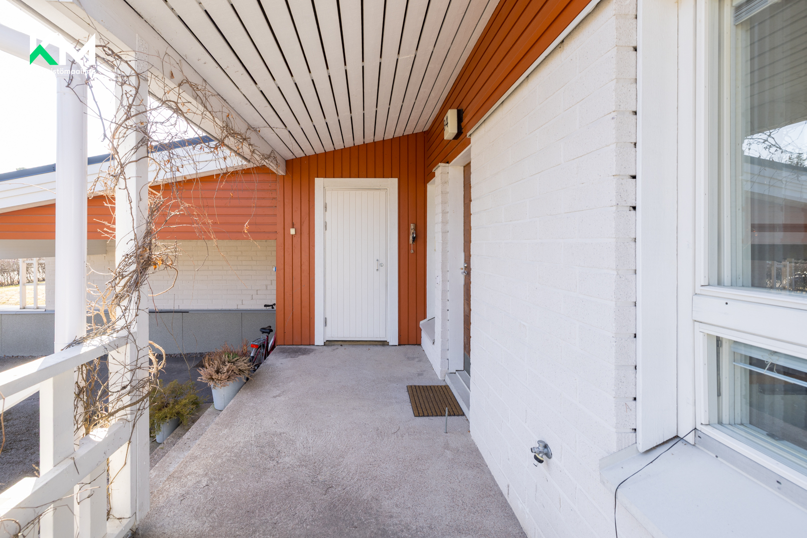 ulkovarasto pääoven vieressä