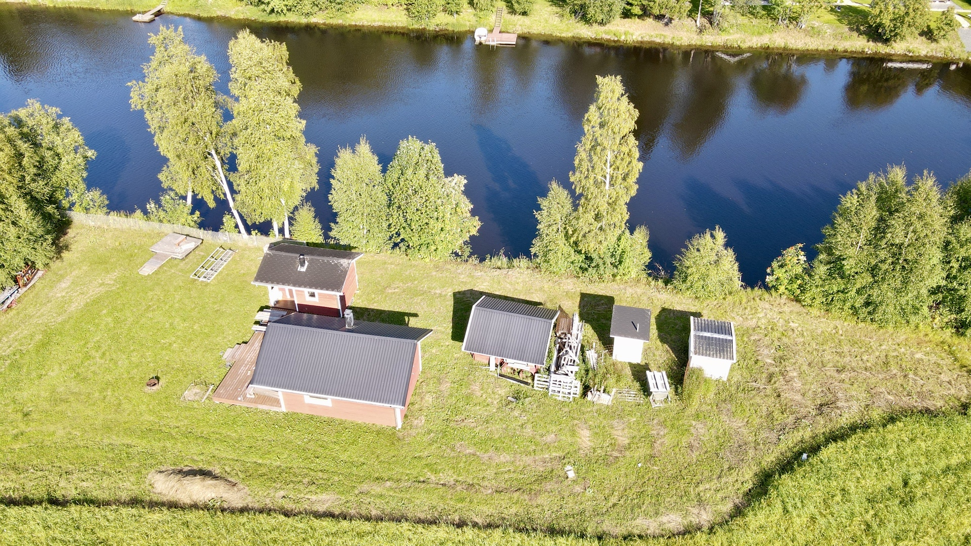 Tilalla vapaa-ajankohde, sauna, liiteri, vaja ja puucee. Kaikki siirrettäviä.
