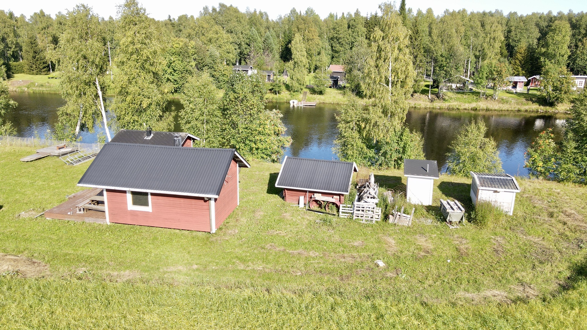 Päärakennuksessa terassi