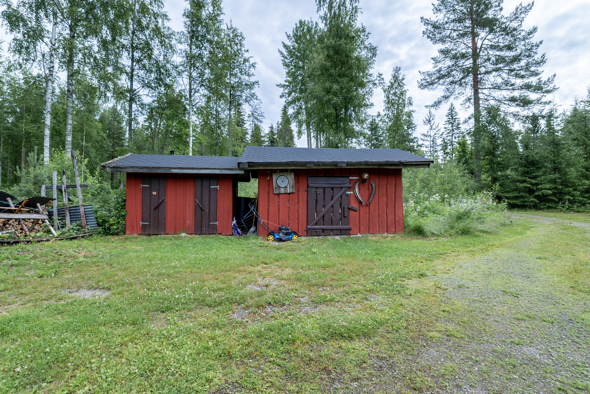 Varasto, jonka yhteydessä puucee