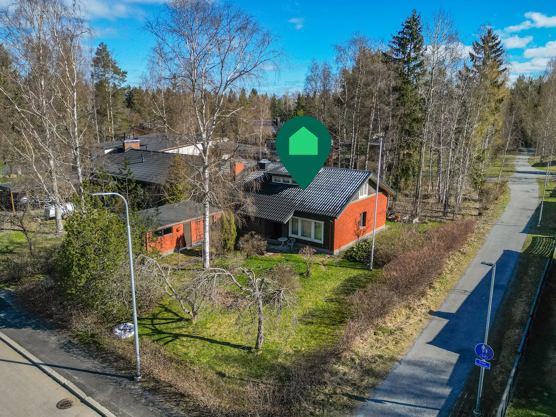 Upea puistoon rajoittuva tontti Reuharinniemestä