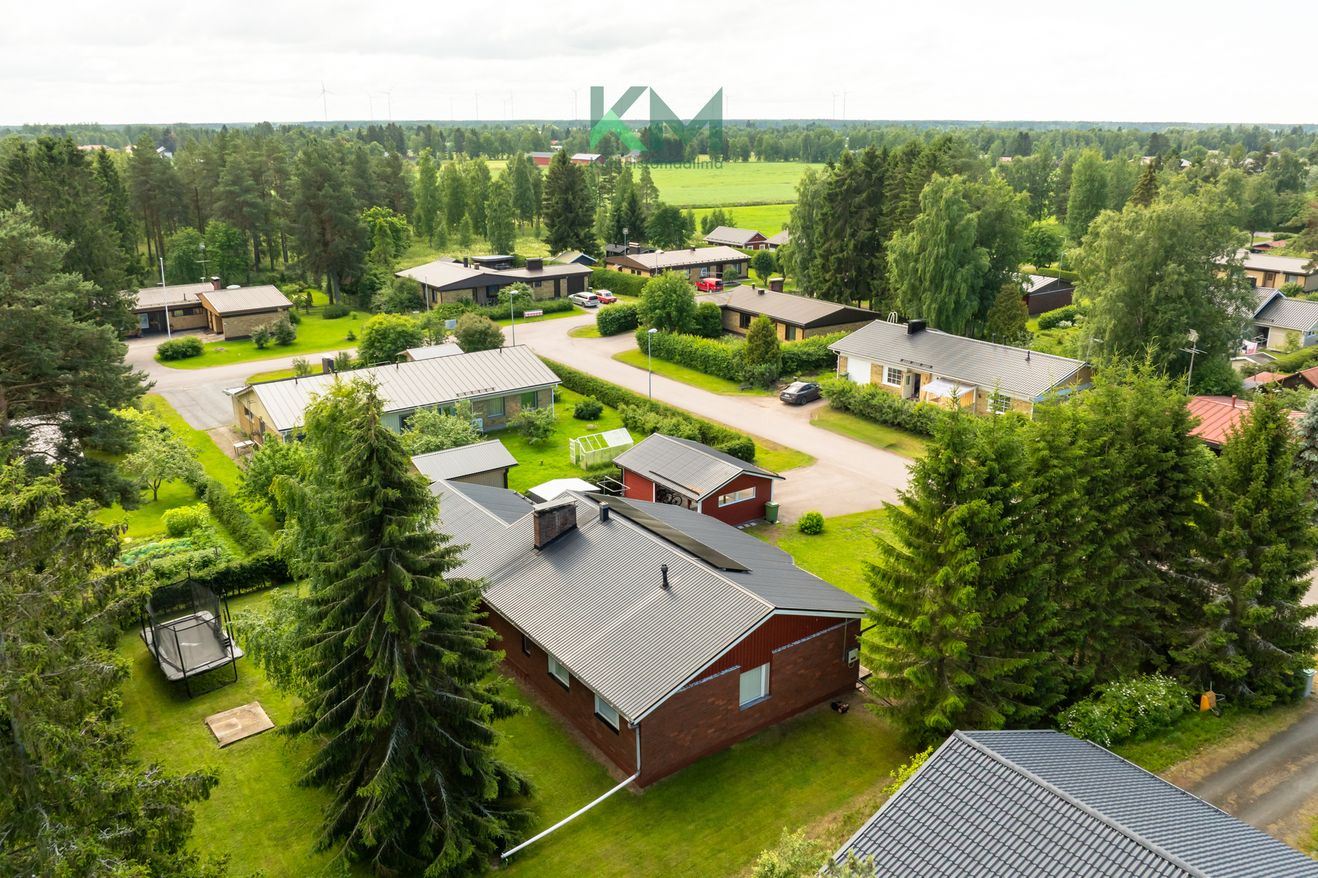 Suojaisa takapiha lasten leikeille