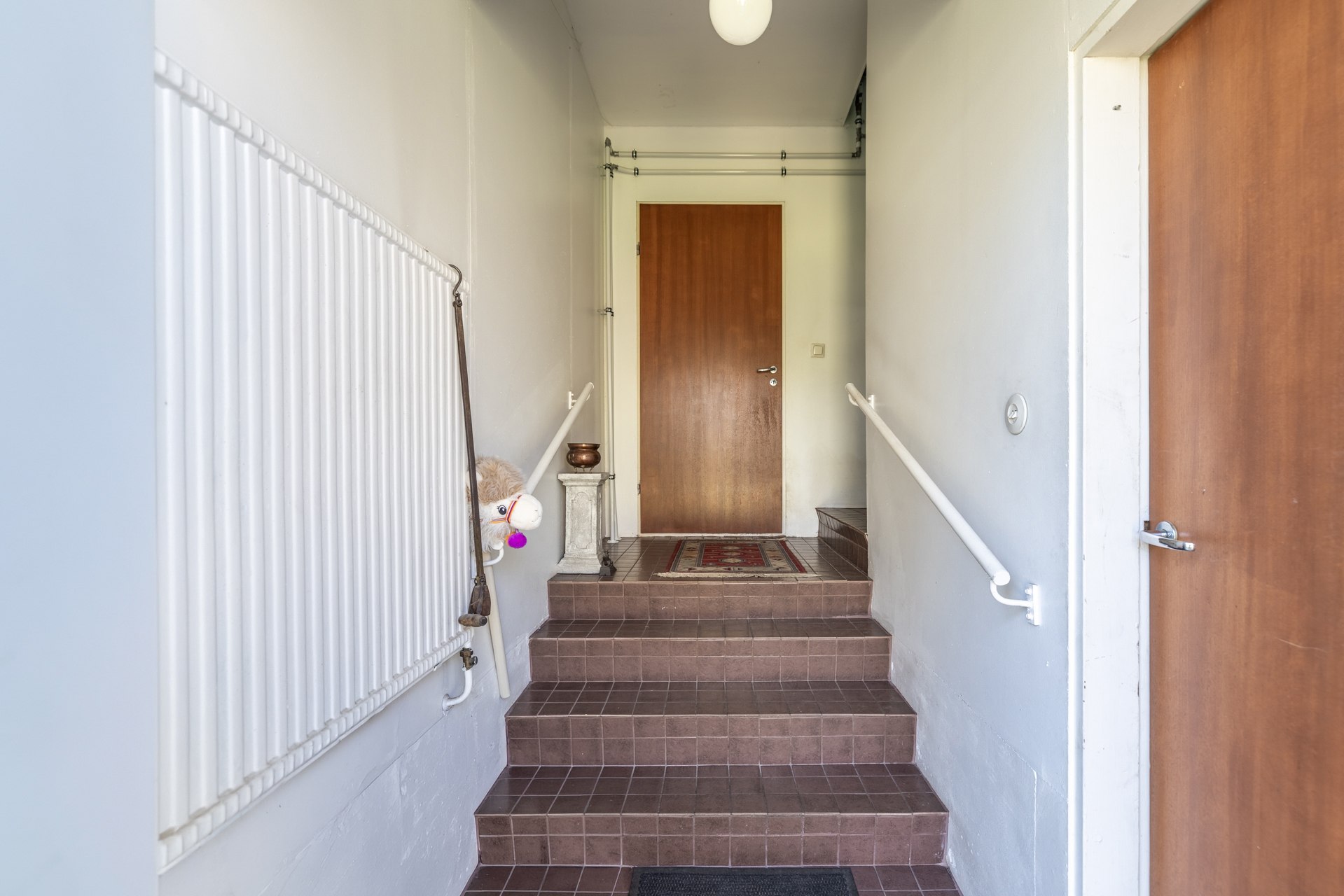 Rappuset pääovelta asunnolle, vasemmalla