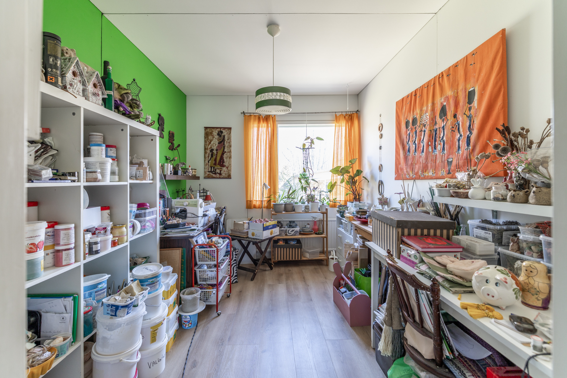 Alakerran makuuhuone 2