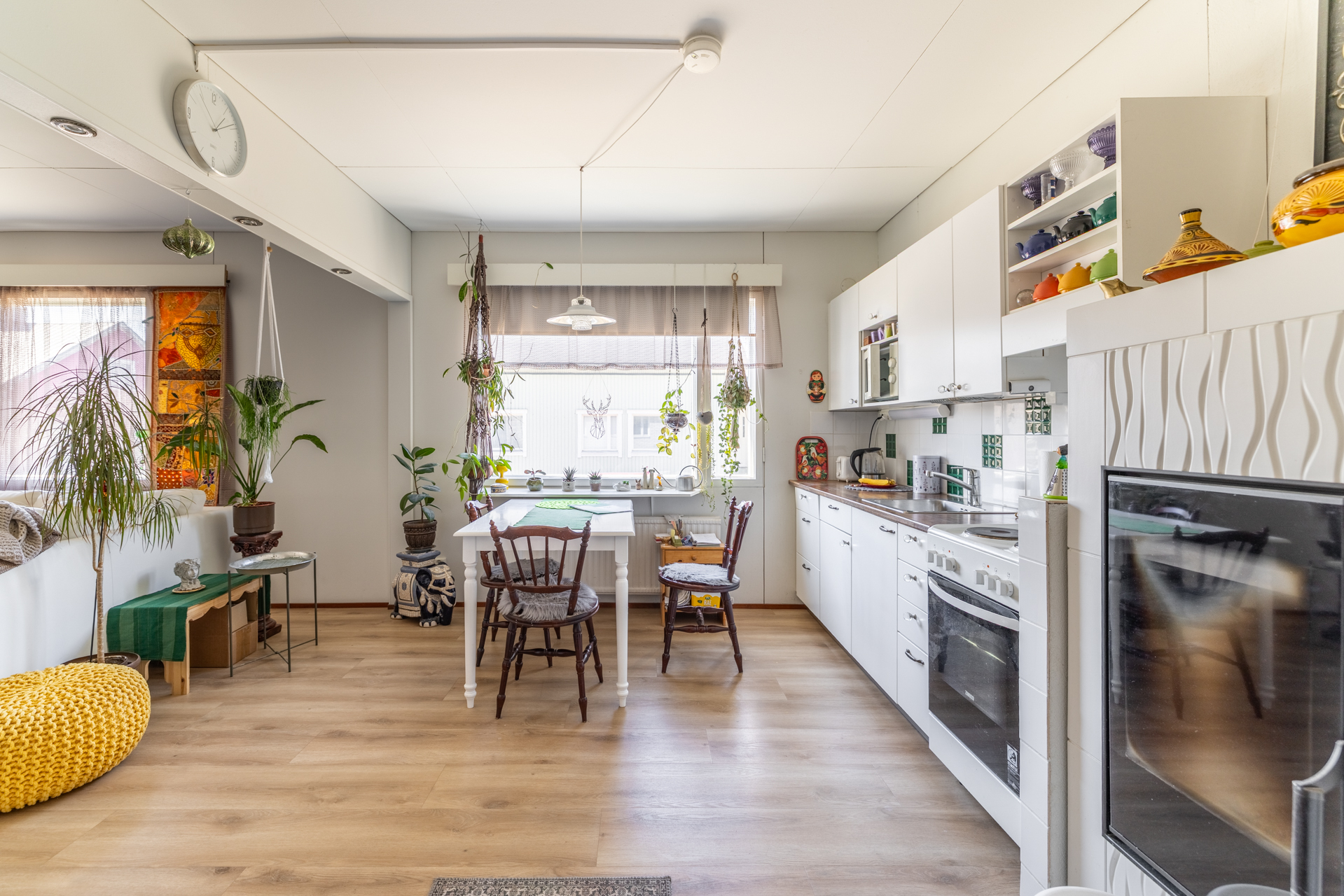 Alakerran kolmion keittiö