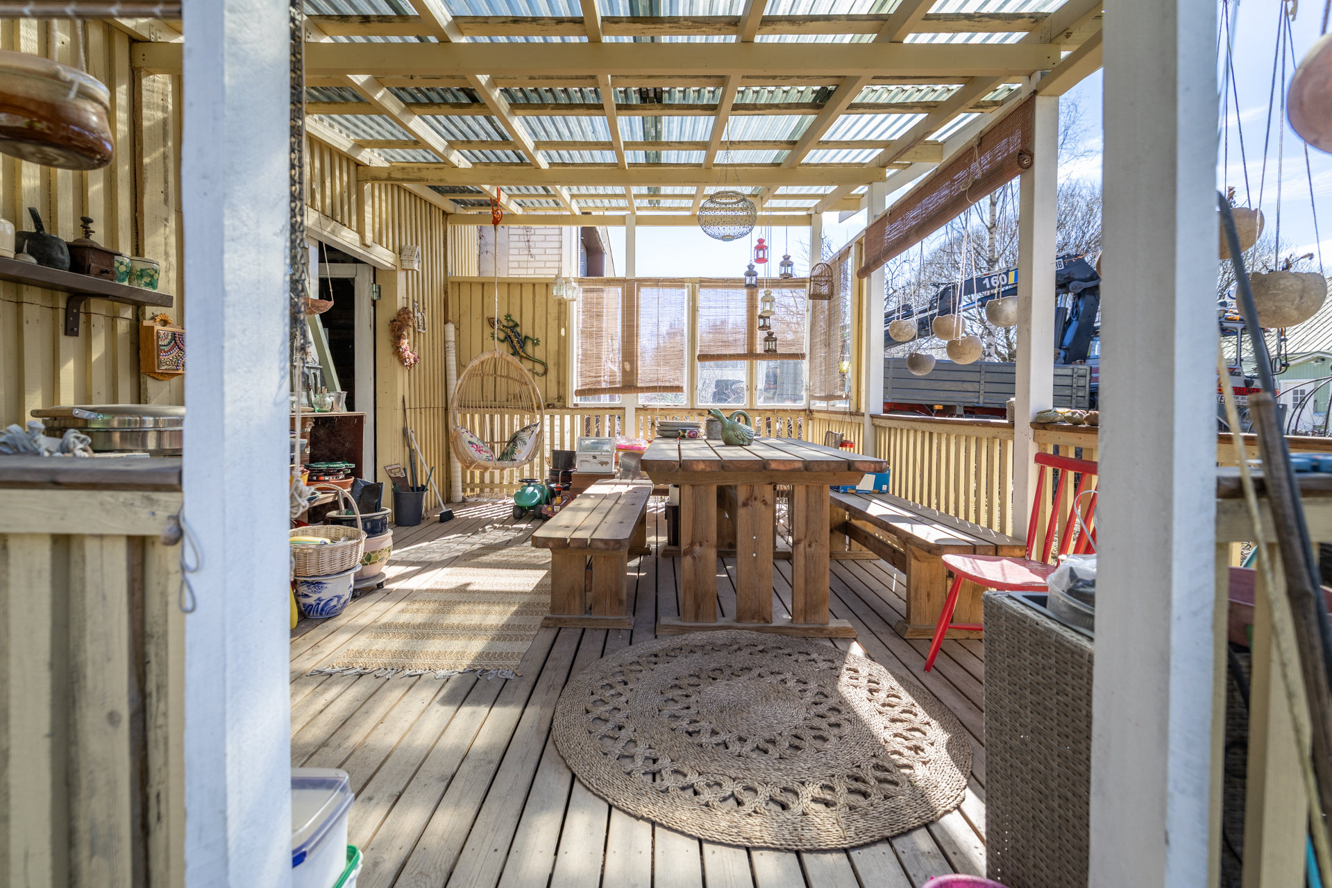 Piharakennuksen edessä katettu terassi