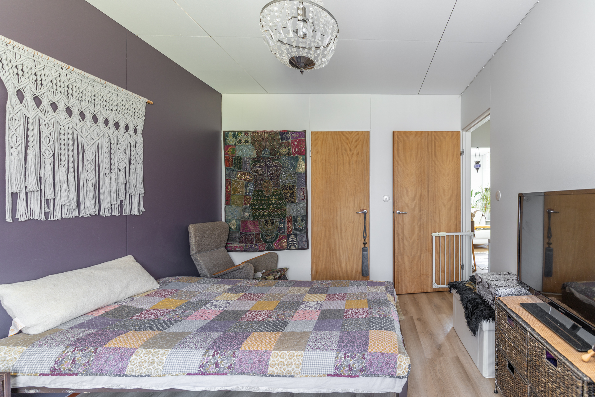 Alakerran makuuhuone 1