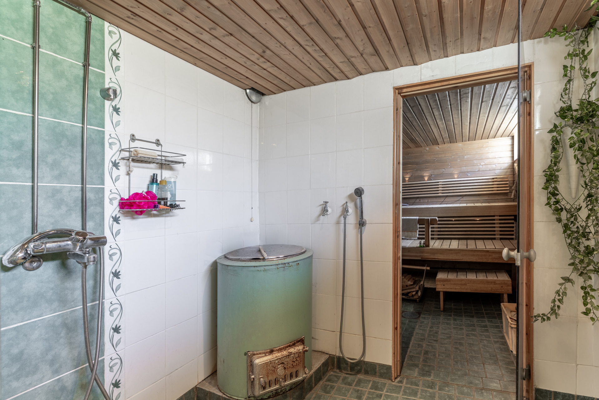 Kellarikerroksen pesuhuone