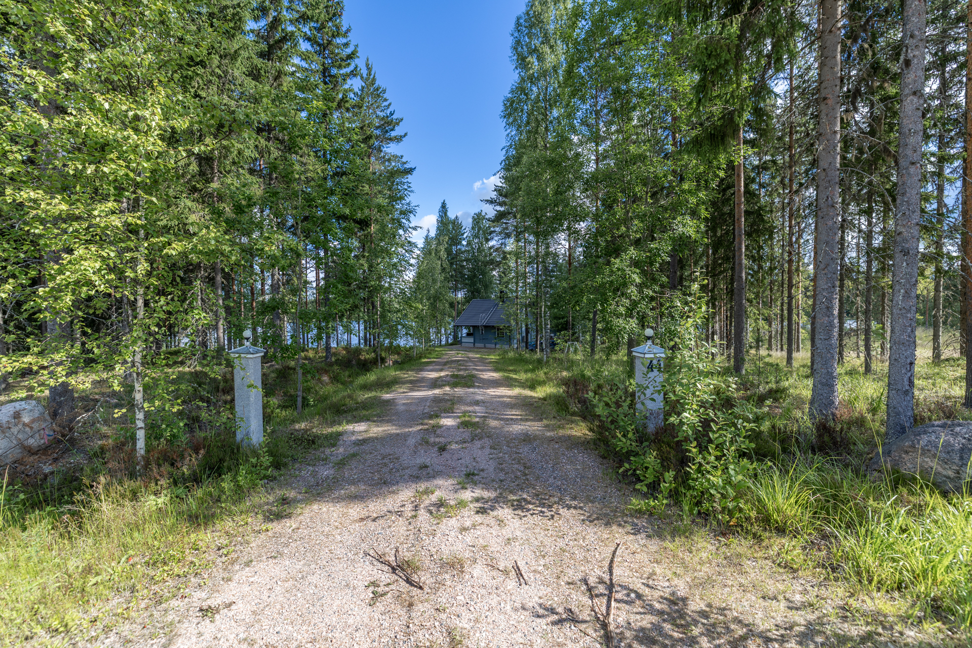 Sisäänkäynti mökin pihaan