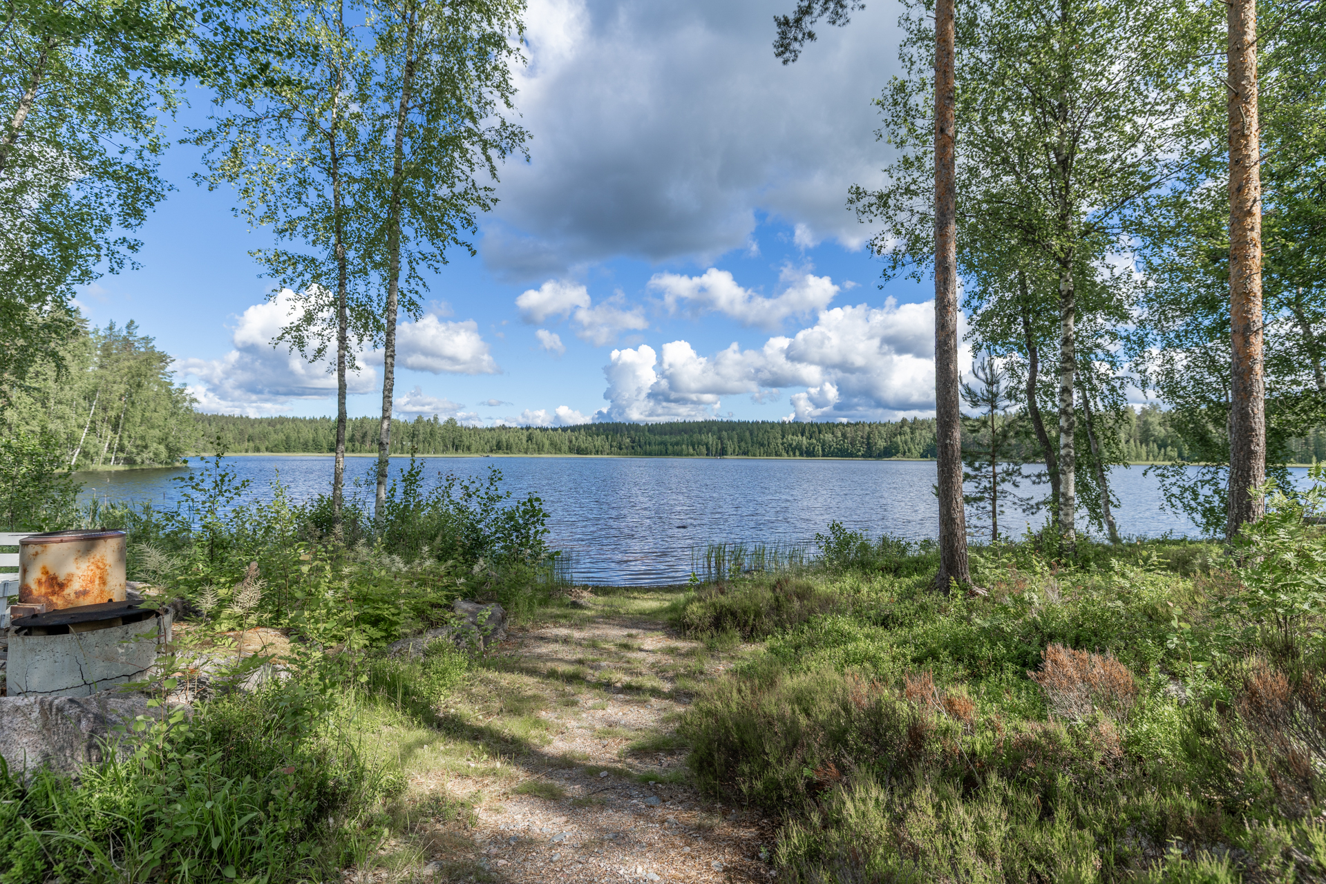 Tähän osaa rantaa tuotu hiekkaa