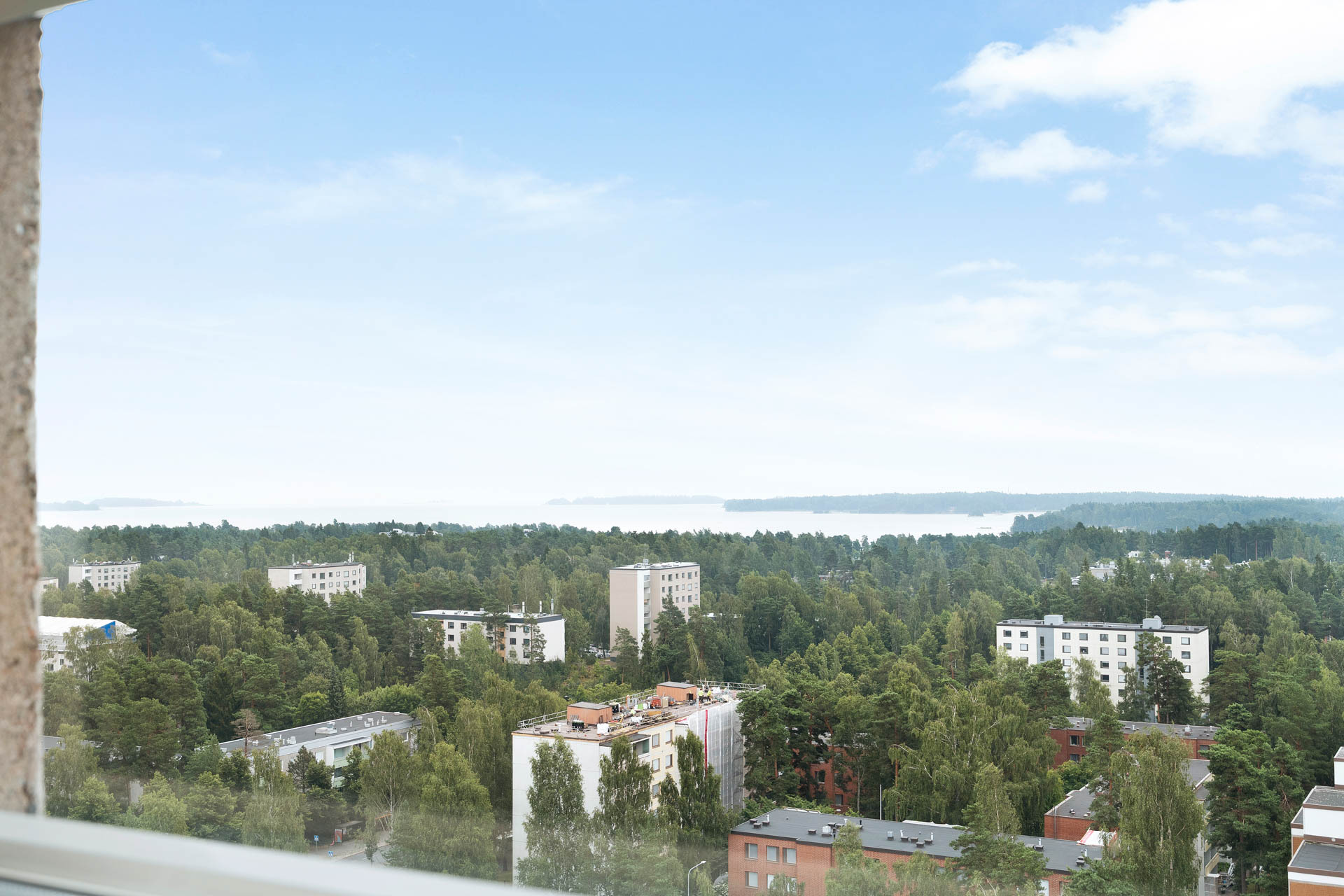 Kylpyhuoneen merimaisema. Kaikista ikkunoista todella hulppeat näkymät!