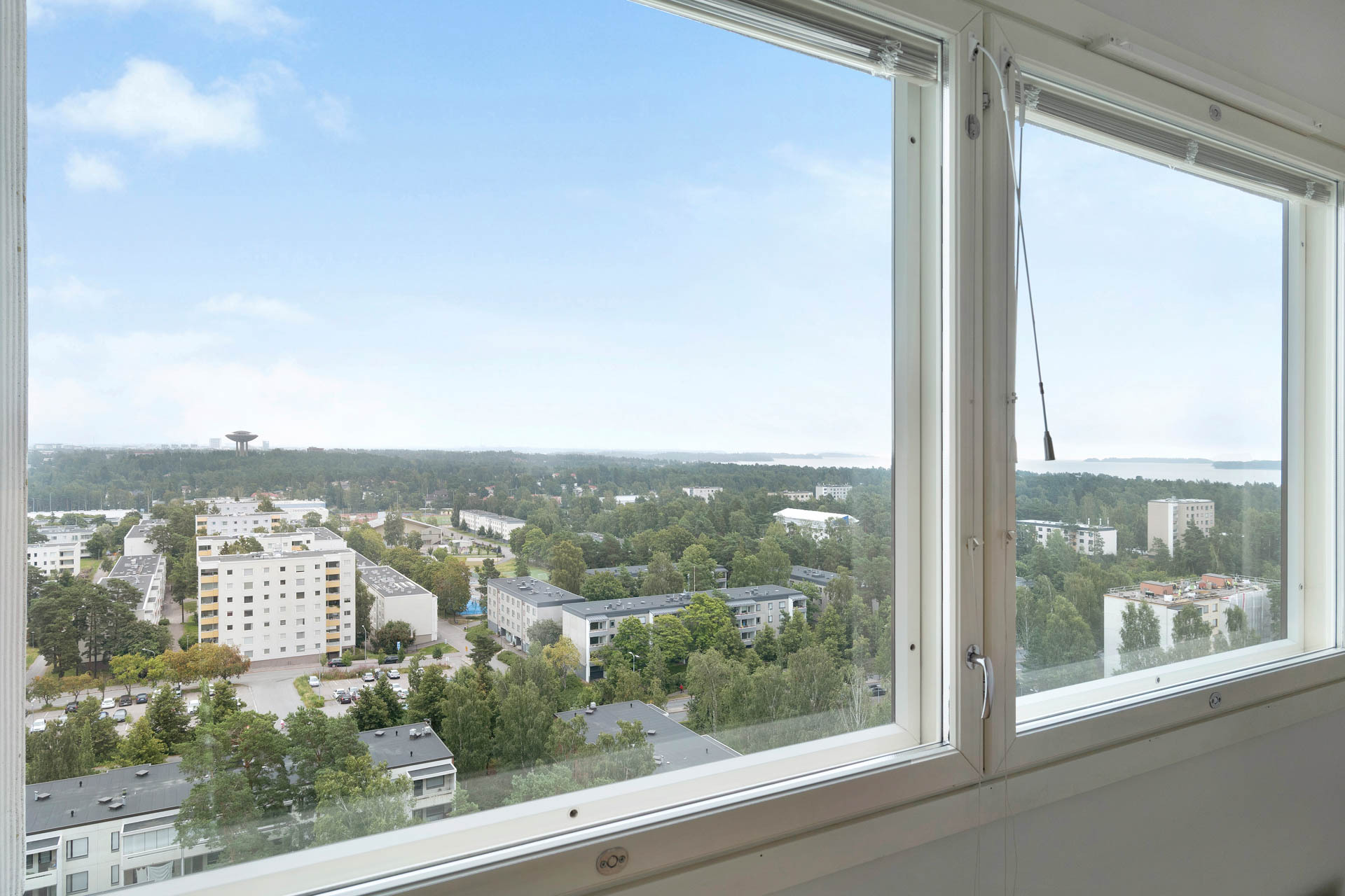Makuuhuoneiden ikkunoista aukeavat kauaskantoiset näkymät merelle ja Helsinkiin päin.