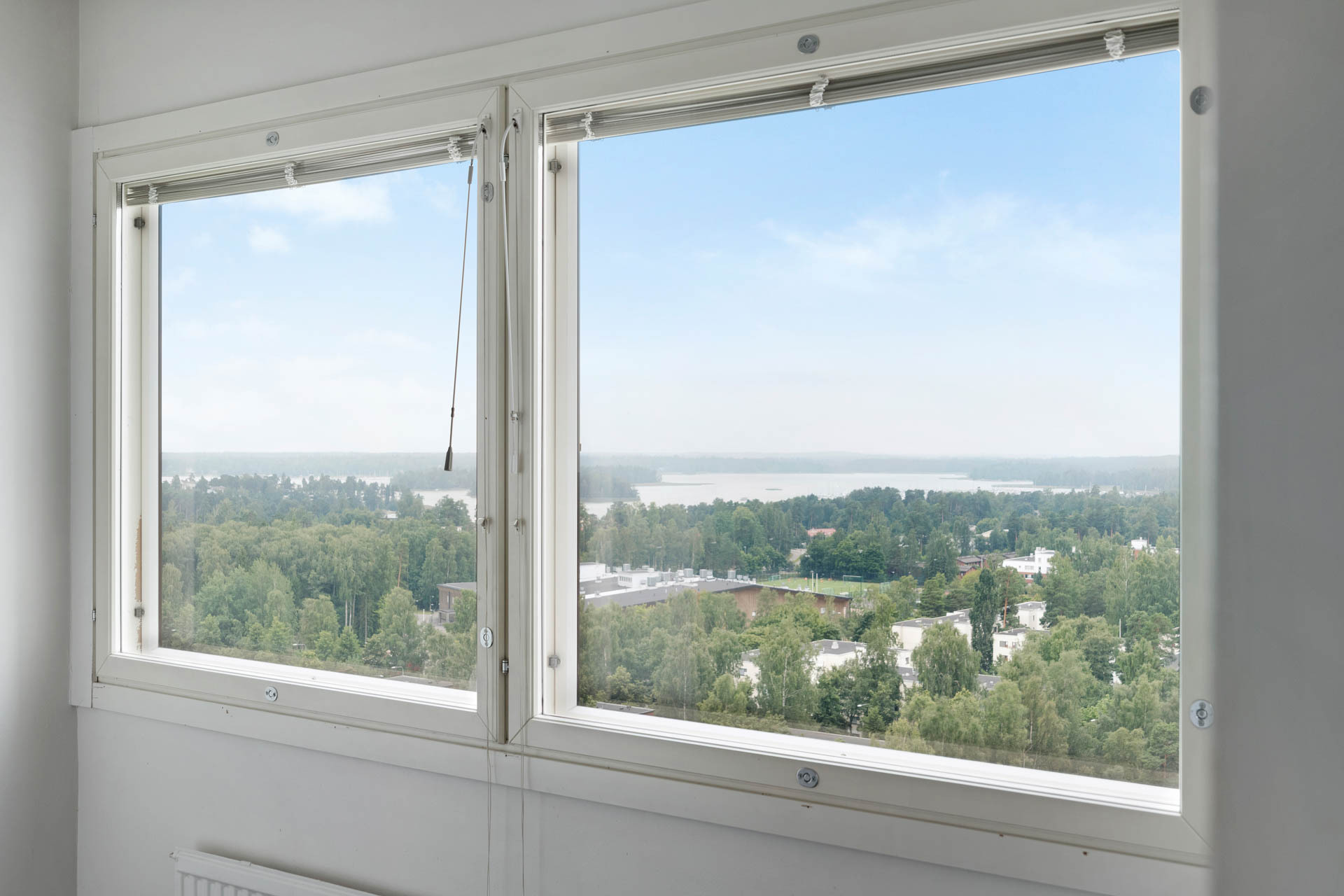 Keittiön ikkunasta aukeava merimaisema länteen päin.
