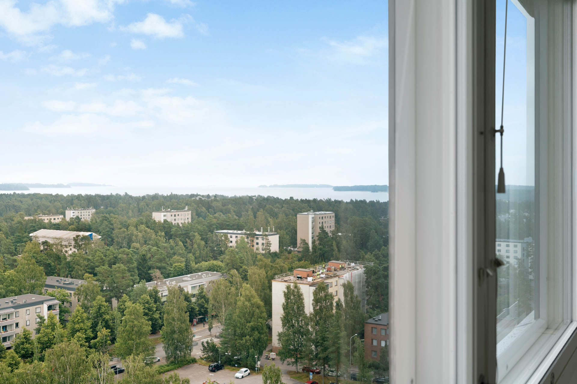 Ja näköalaa merelle! Tältä puolelta asuntoa voi bongailla risteilijöitä, jotka lipuvat ohitse.