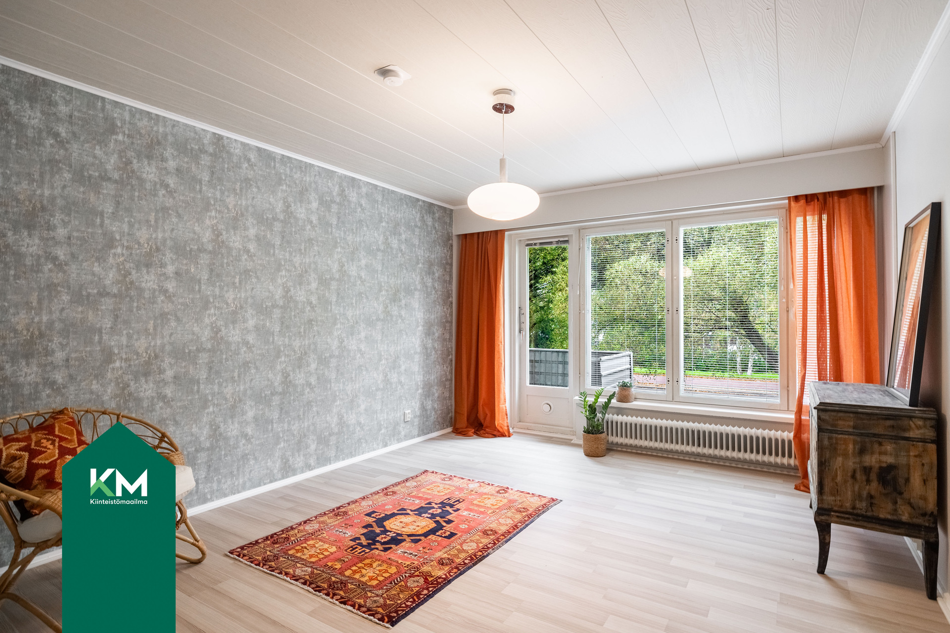 Olohuone on tilava ja valoisa