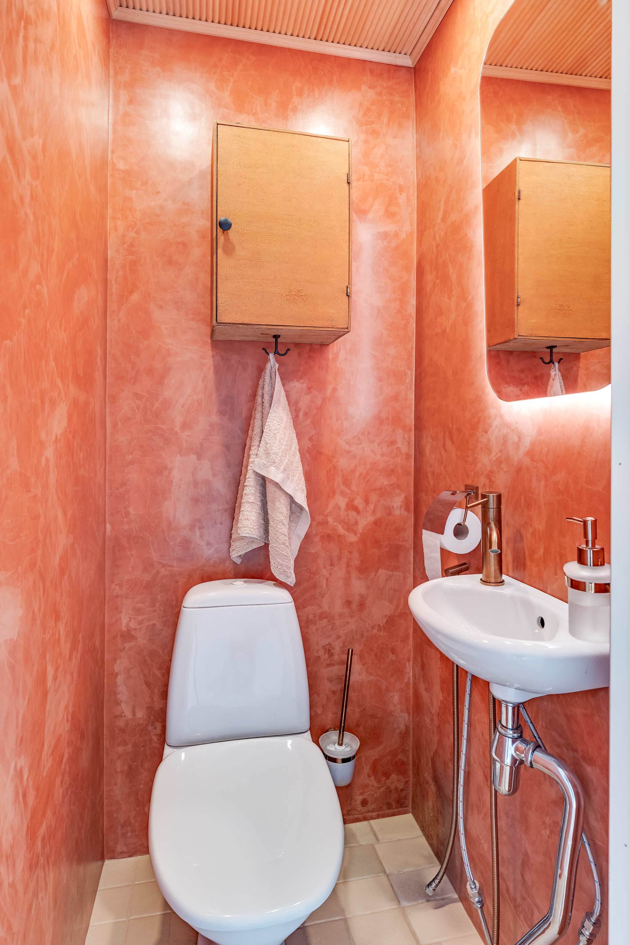 Yläkerran erillinen wc