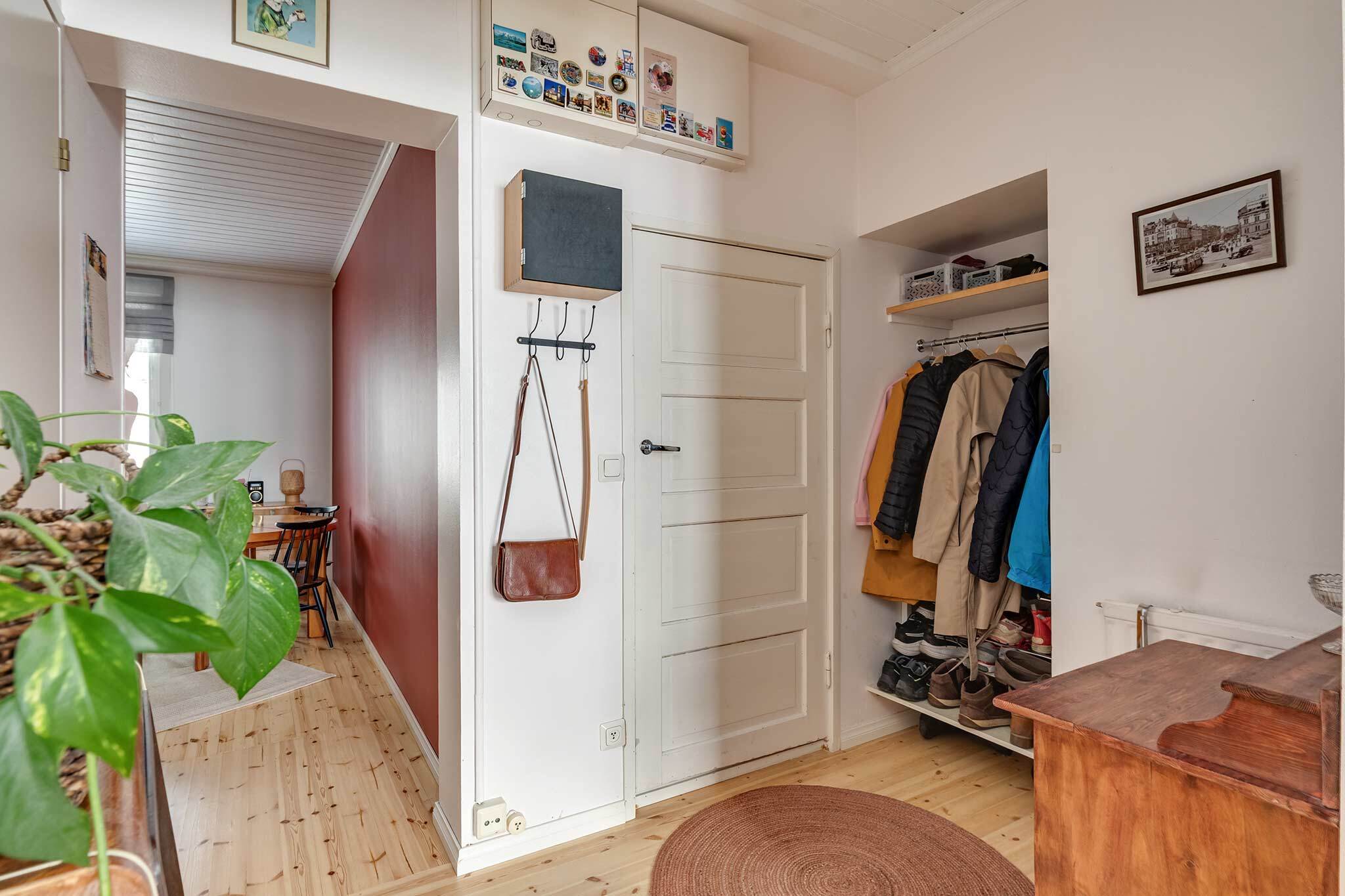 Sisäänkäynti ja eteinen