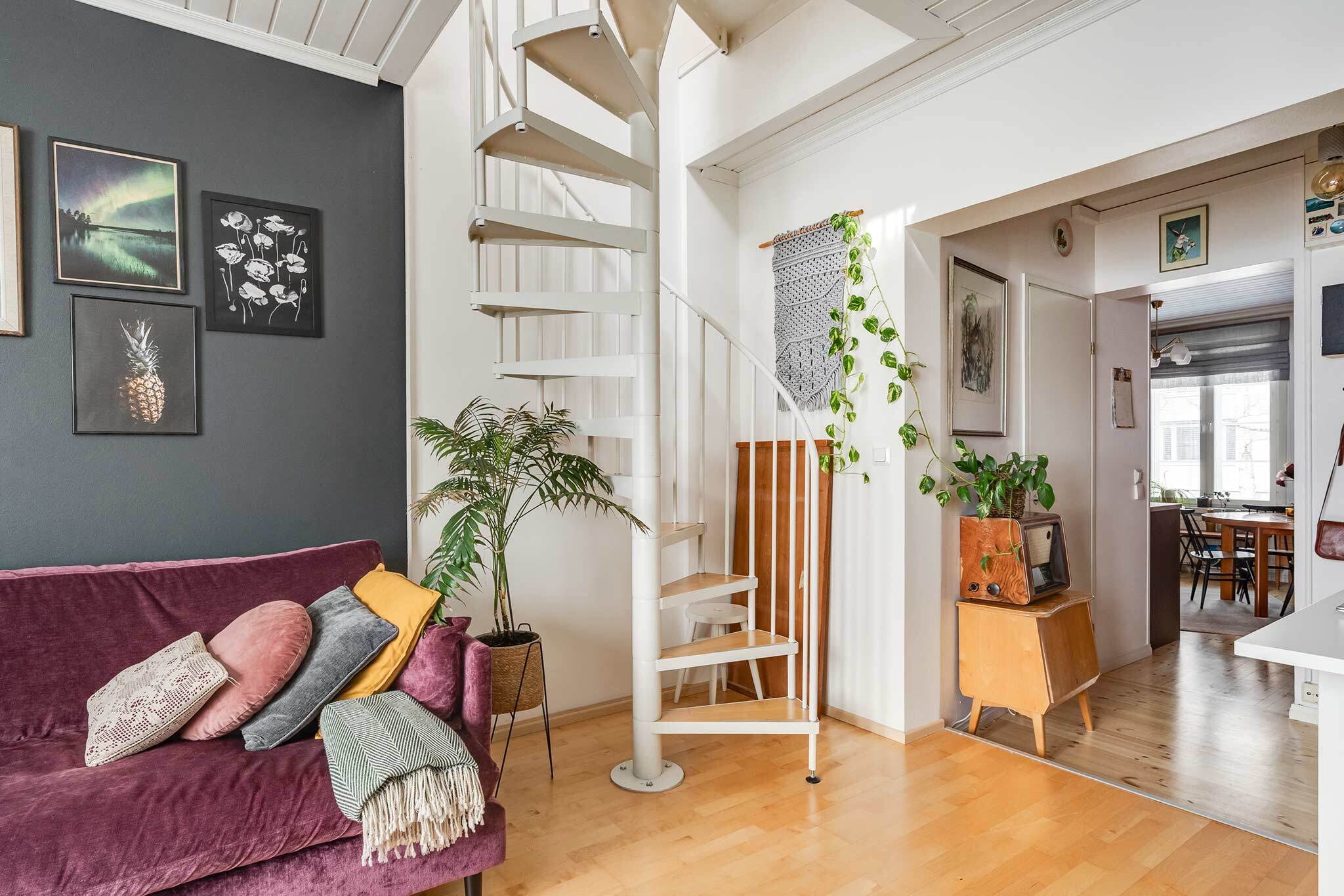 Viehättävät kierreportaat vievät asunnon yläkertaan