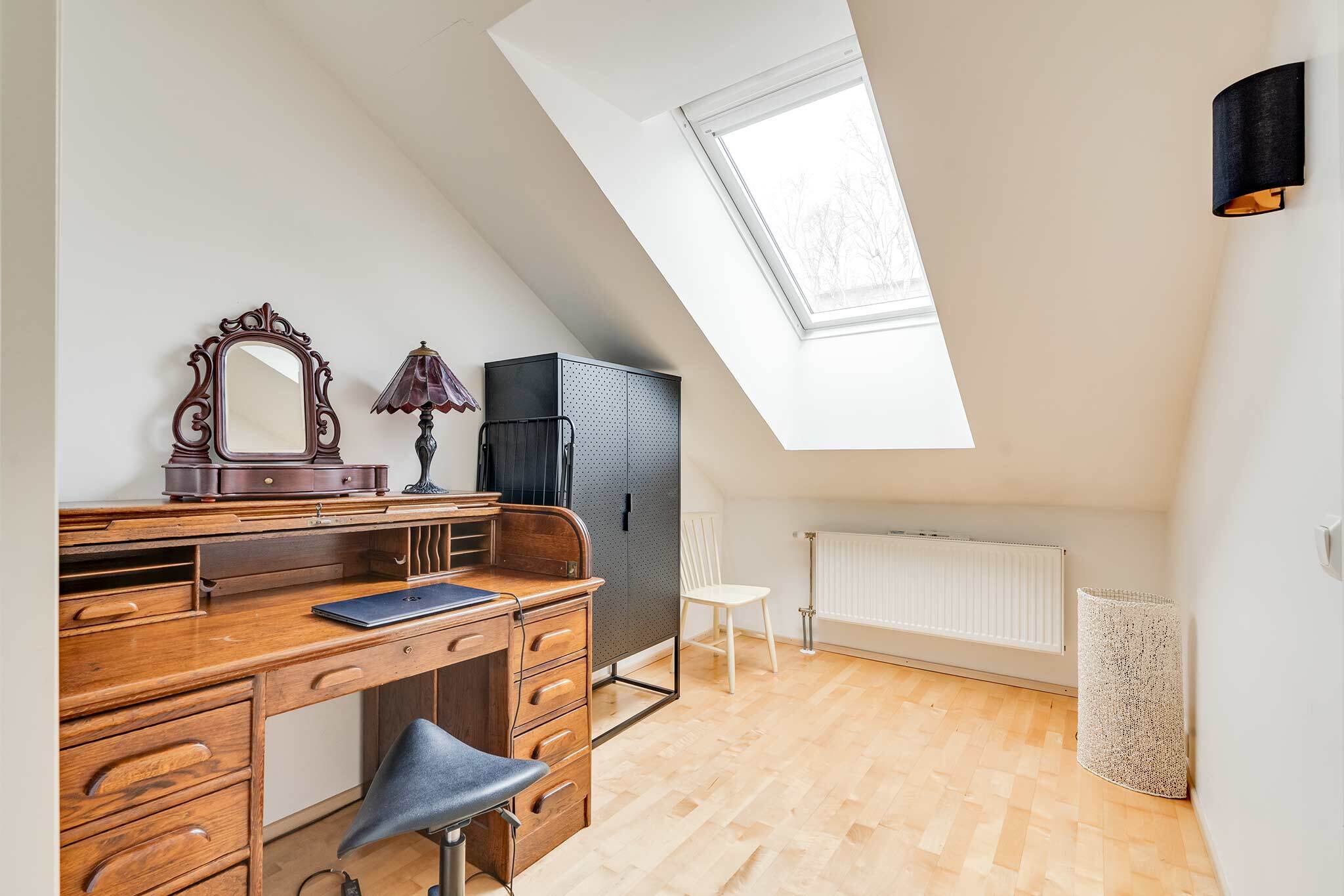 Yläkerran toinen huonetila toimii hyvin työtilana tai makuuhuoneena