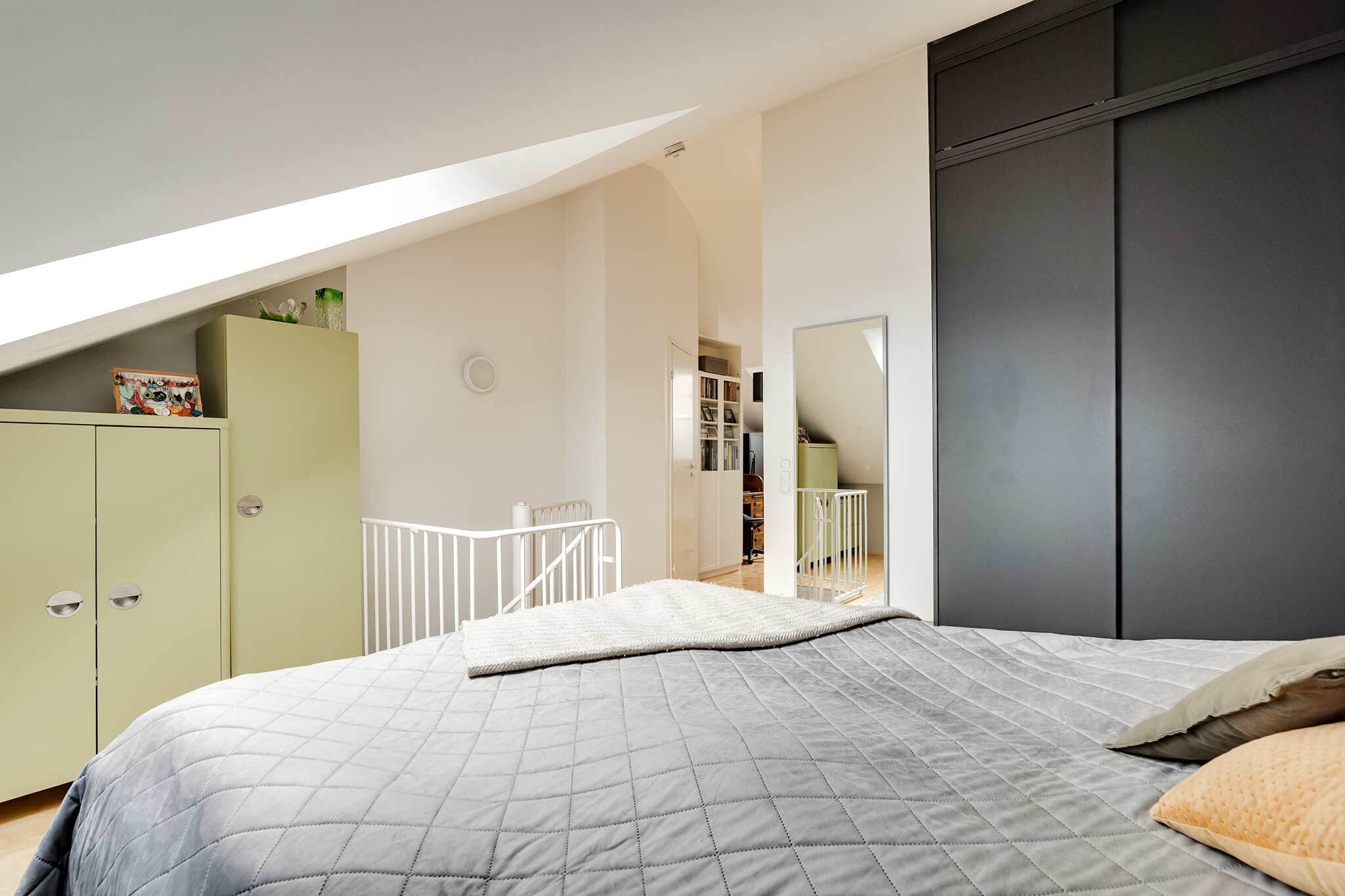 Makuuhuoneessa on tilava liukuovikaapisto