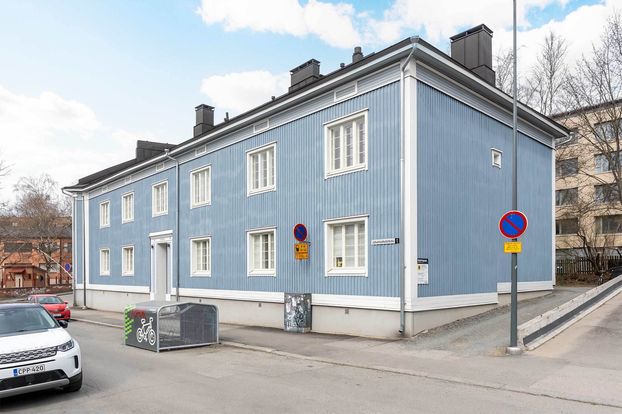 E-rappuun on sisäänkäynti kulman takaa sisäpihan puolelta