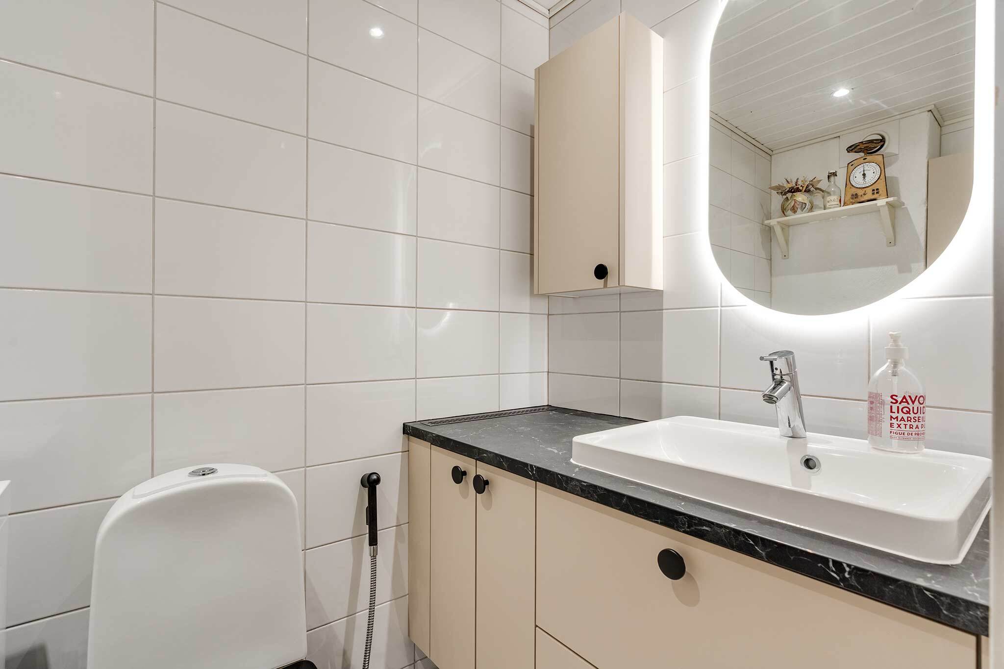 Alakerran erillinen wc