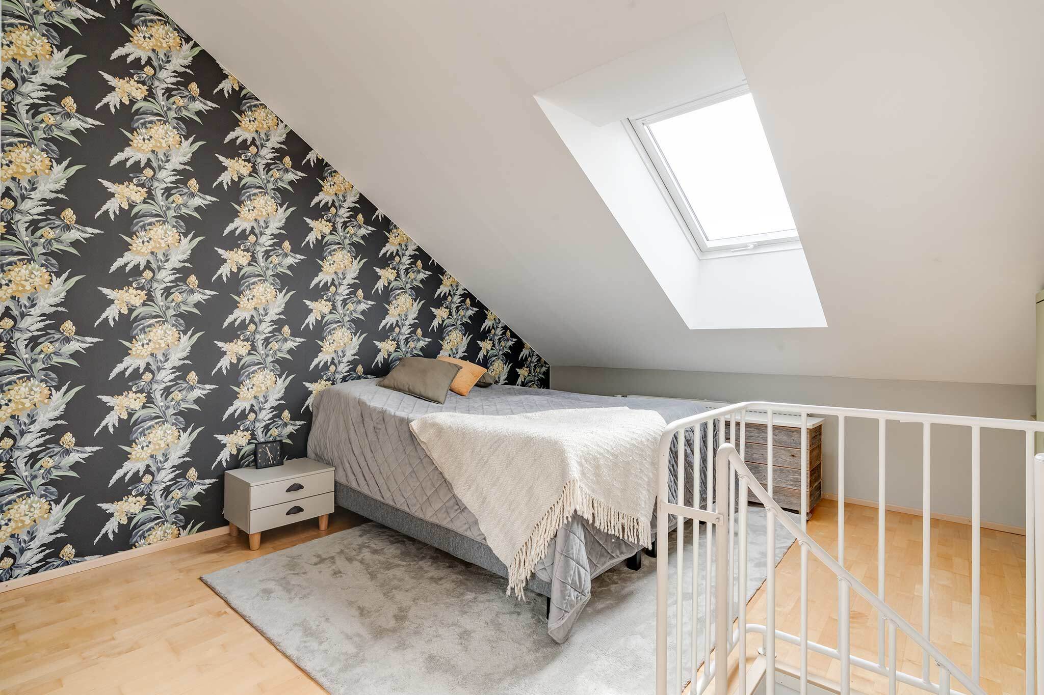 Yläkerran makuuhuone. Luonnonvaloa ullakkokerrokseen tuo kattoikkuna