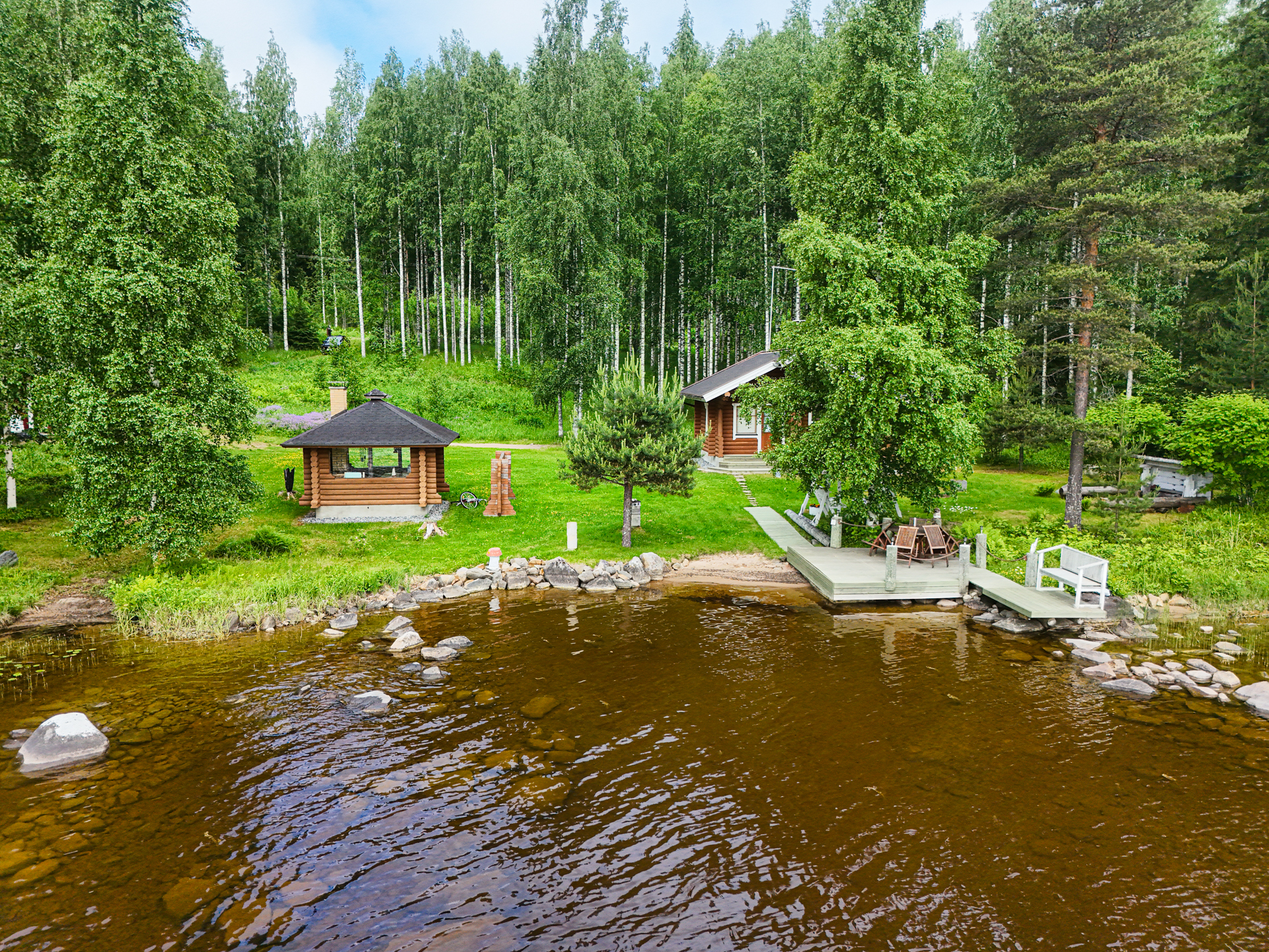 Pihapiiri järveltä katsottuna.