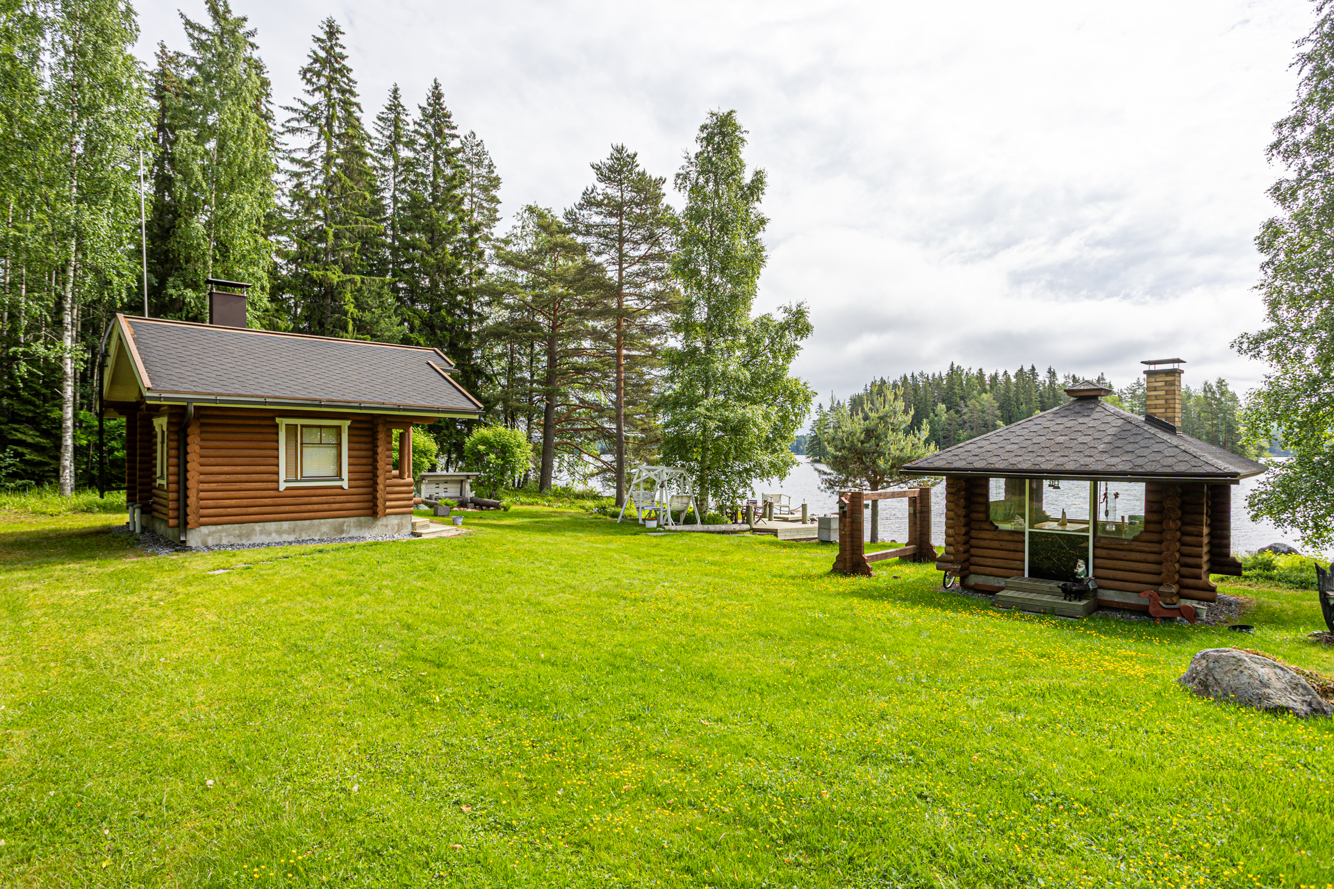 Saunamökki ja grillimaja.