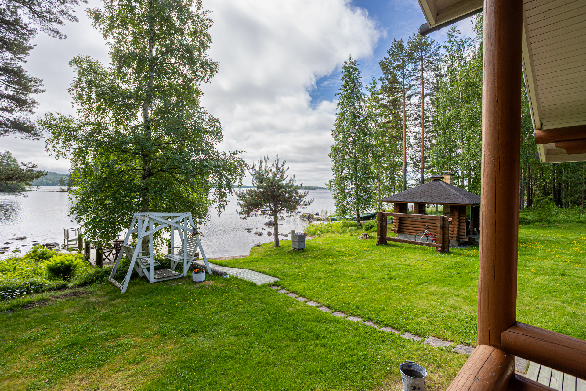 Näkymä saunamökin kuistilta.