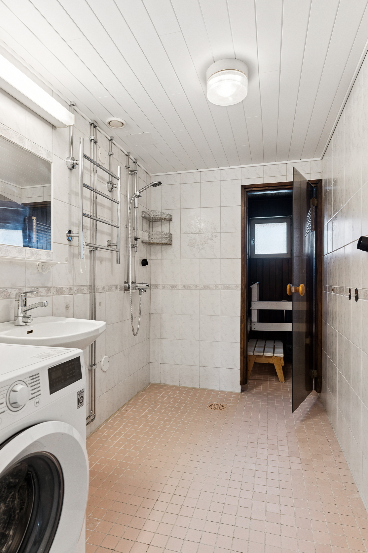 Pesuhuone ja sauna
