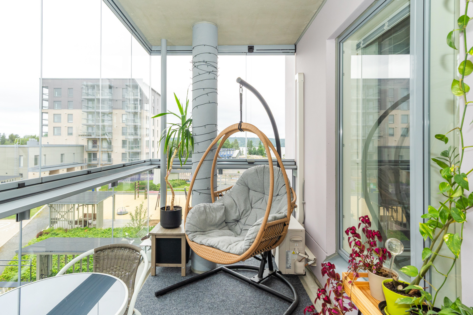 Lasitetulle parvekkeelle kulku olohuoneesta