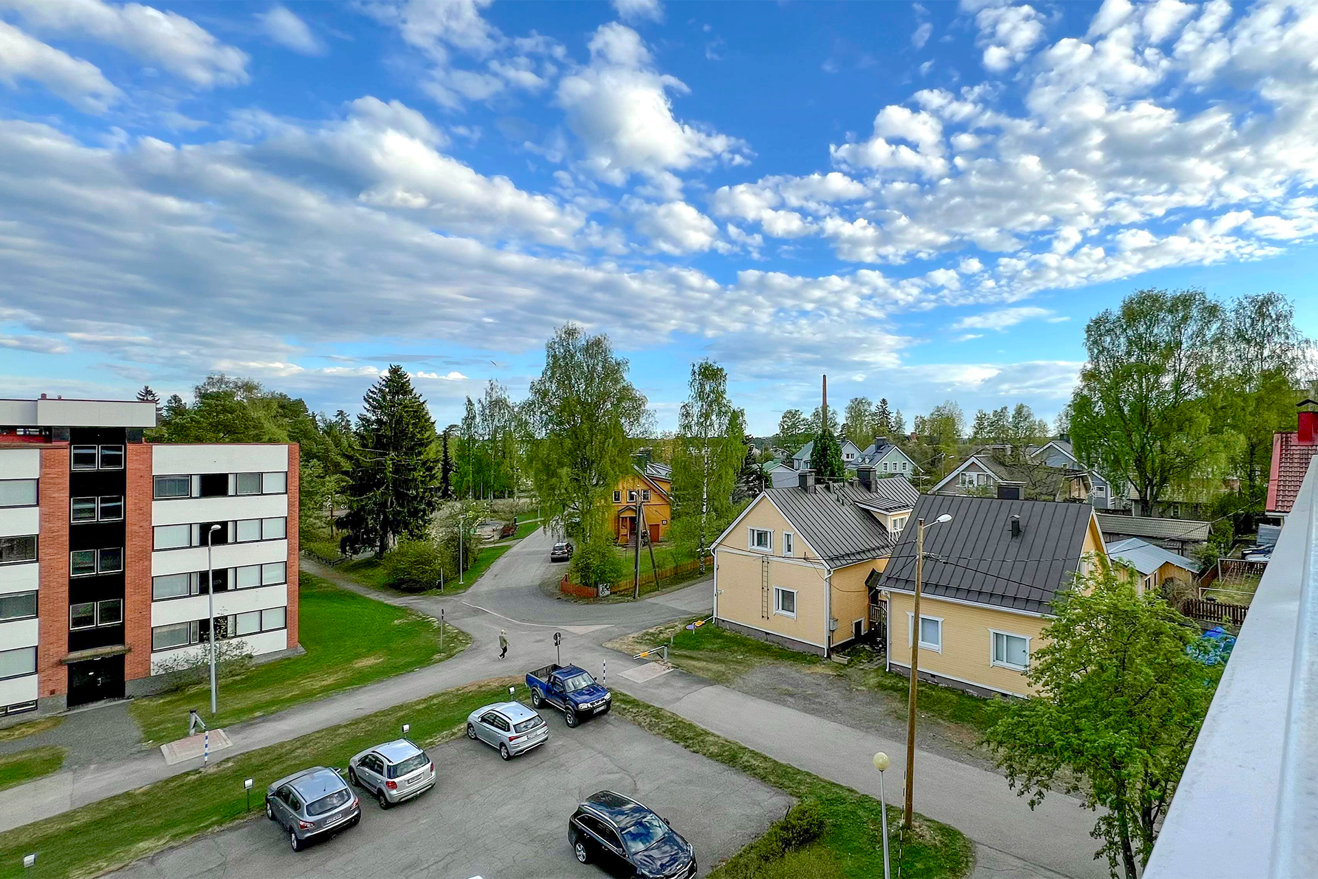 Näkymä olohuoneesta sekä parvekkeelta.
