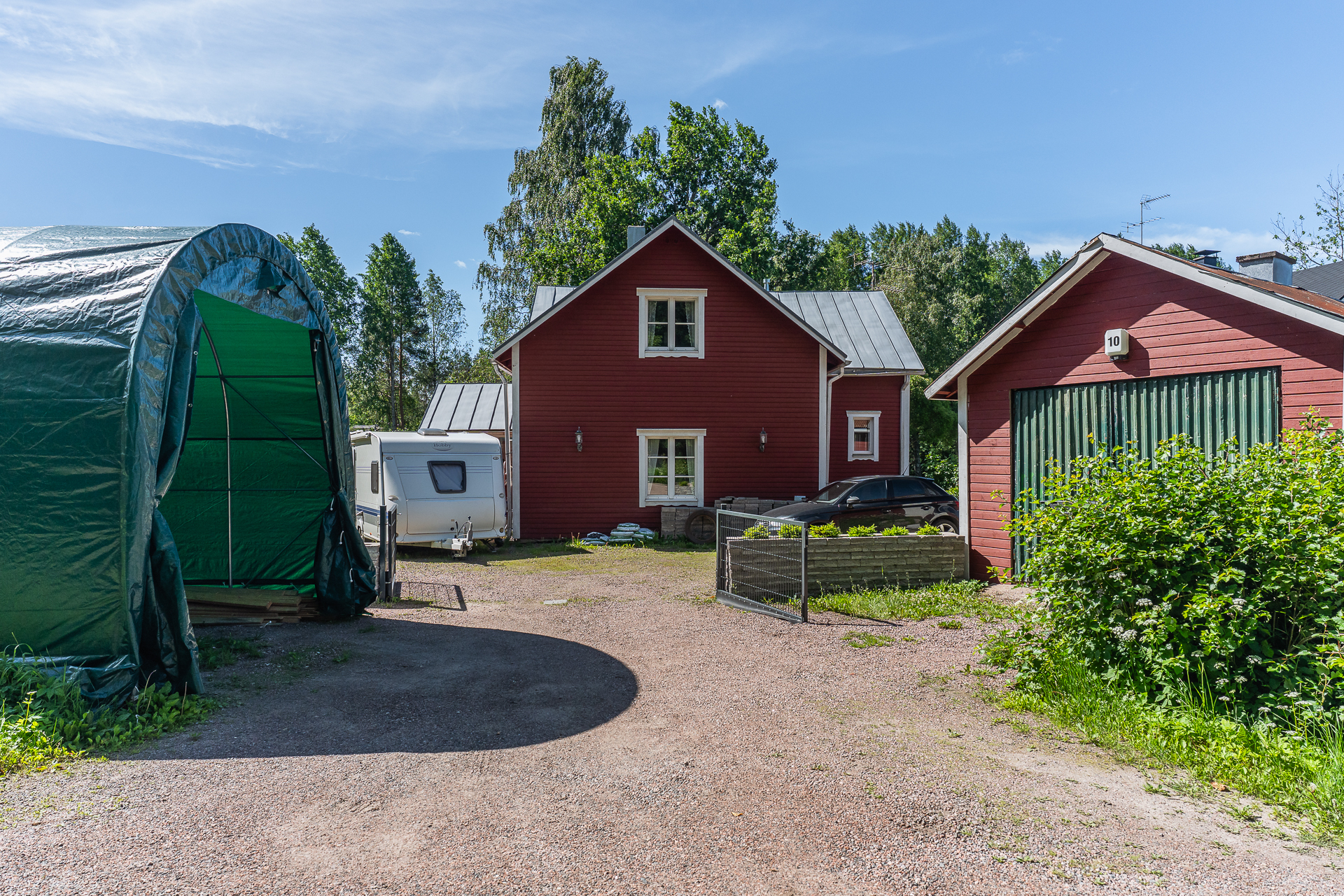 Talousrakennus oikealla