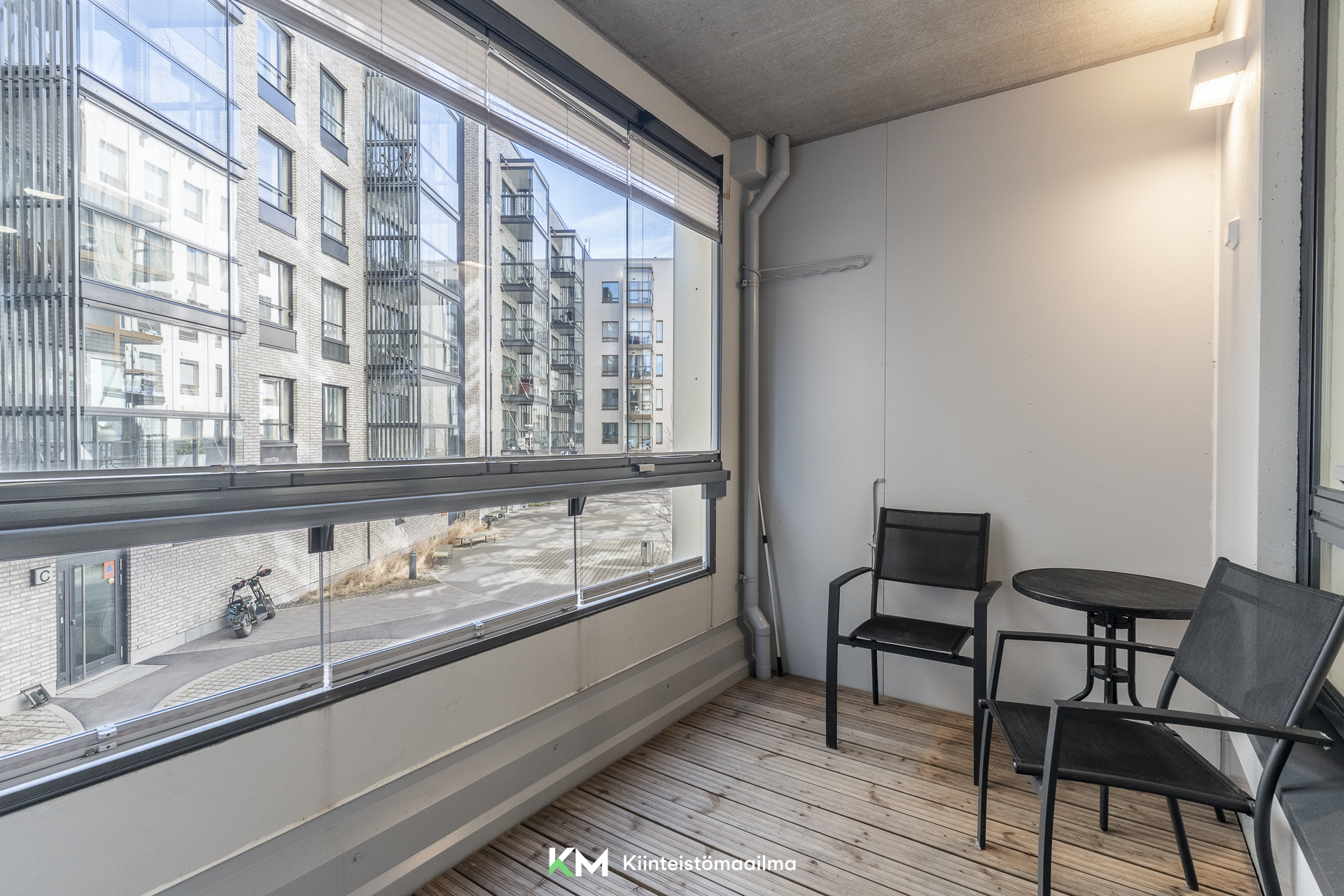 Taloyhtiön saunan parveke