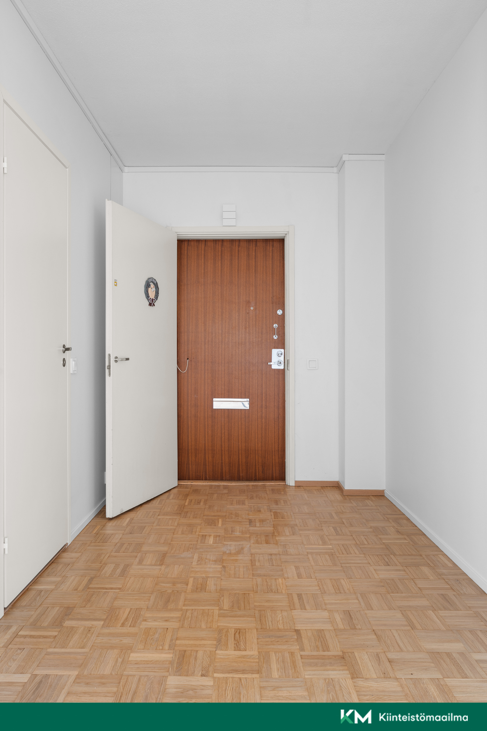 Eteinen, entry