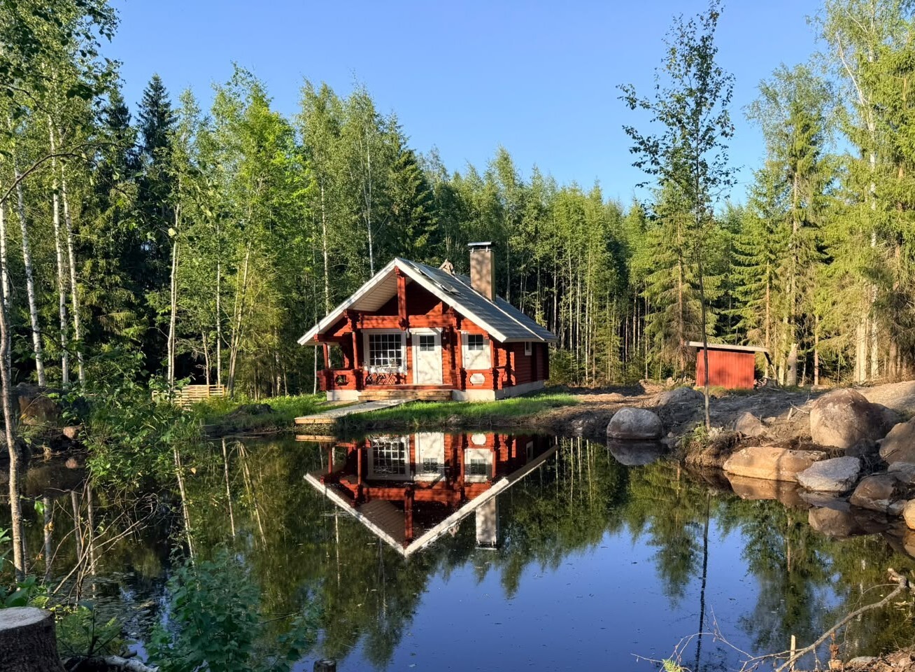 Mökki oman lammen rannalla