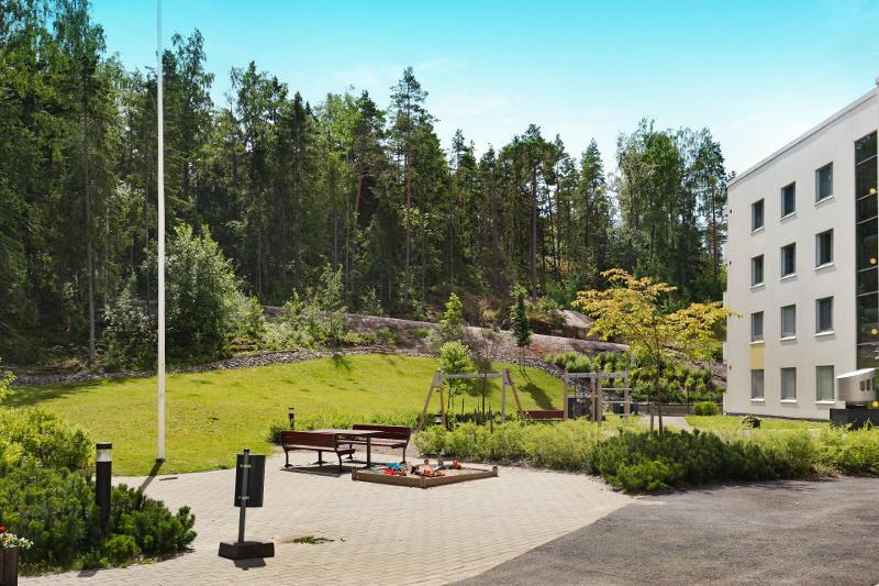 Taloyhtiön pihaa kesällä