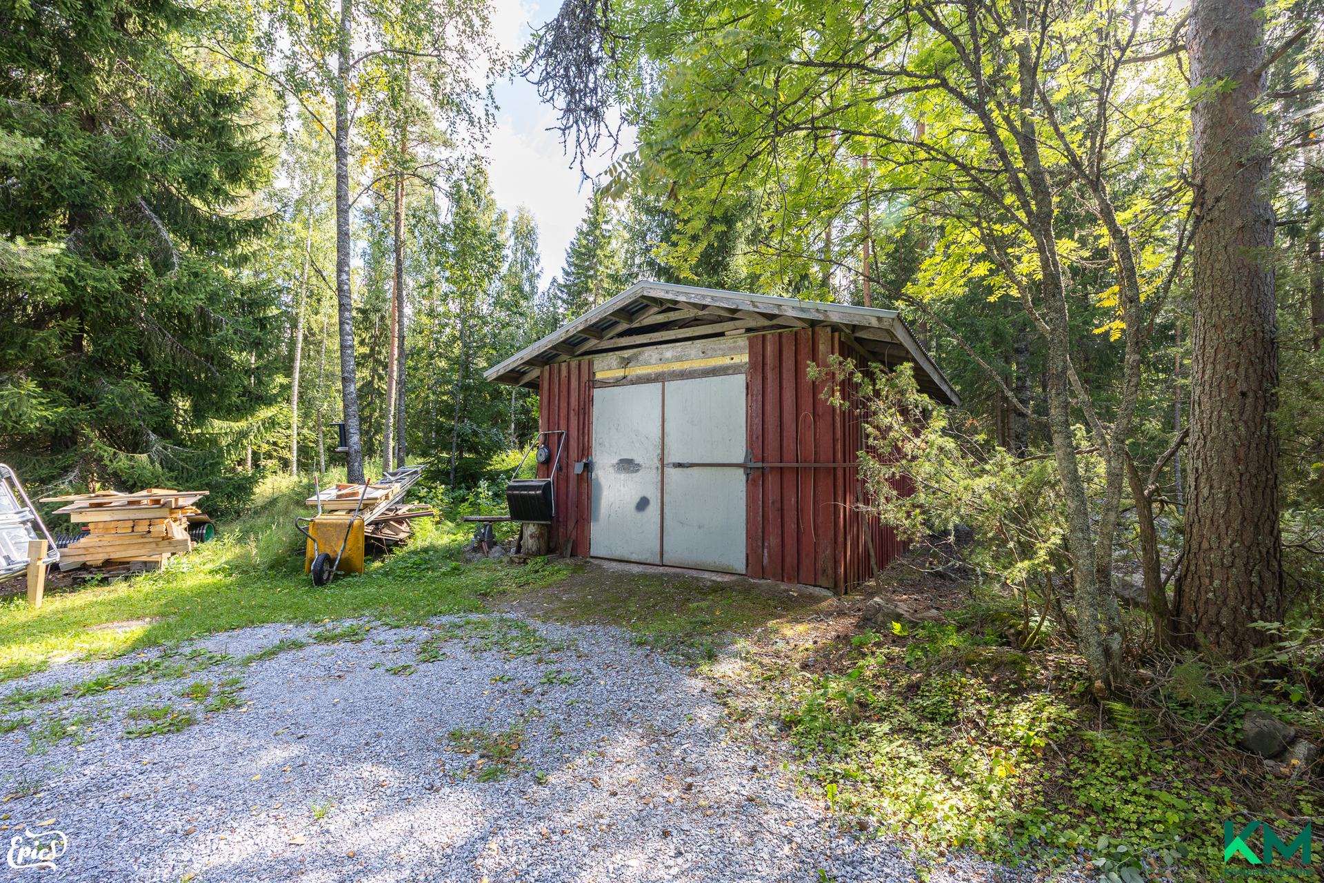 Autotalli noin 25 m2