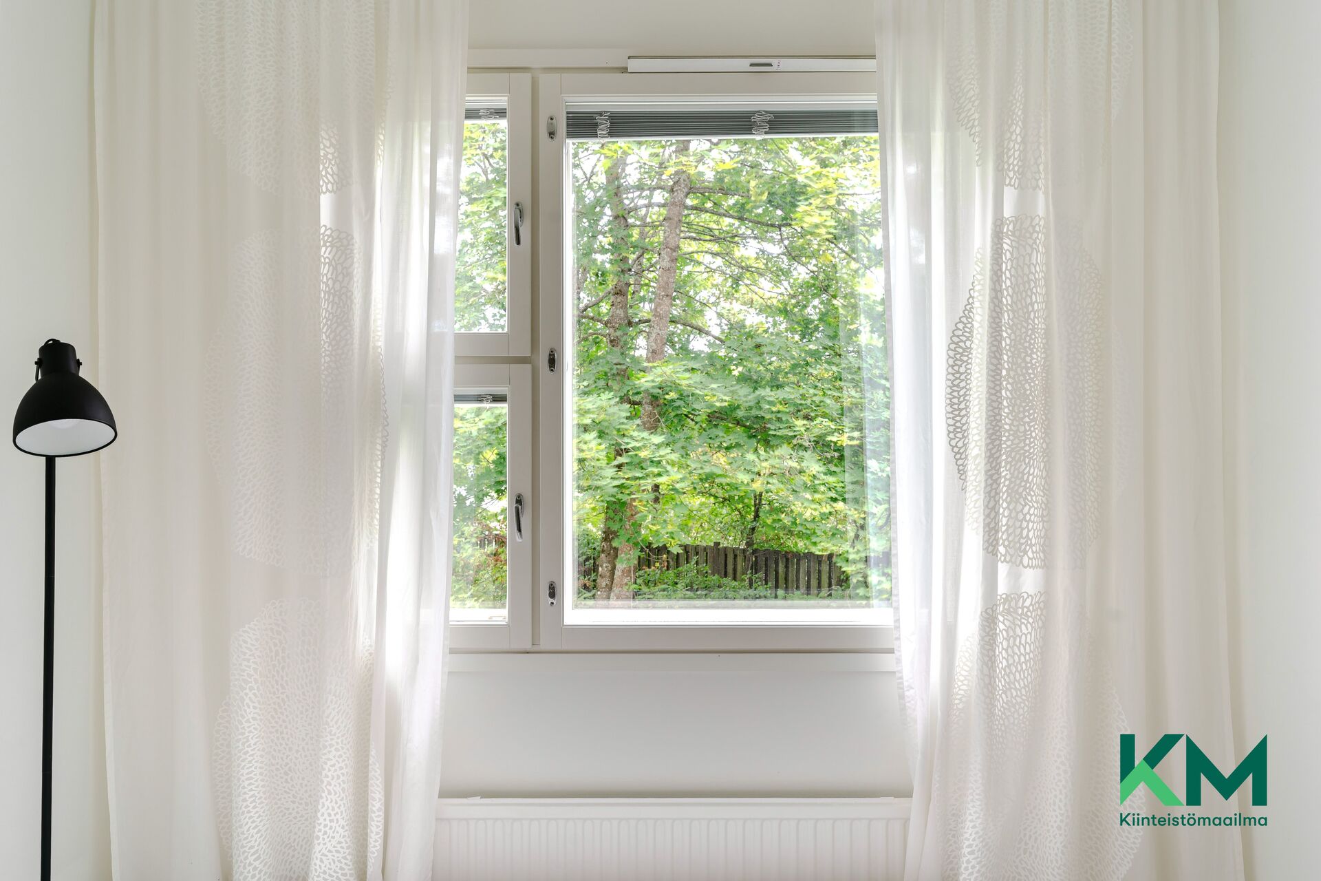 Makuuhuoneesta avautuu puistomainen näkymä