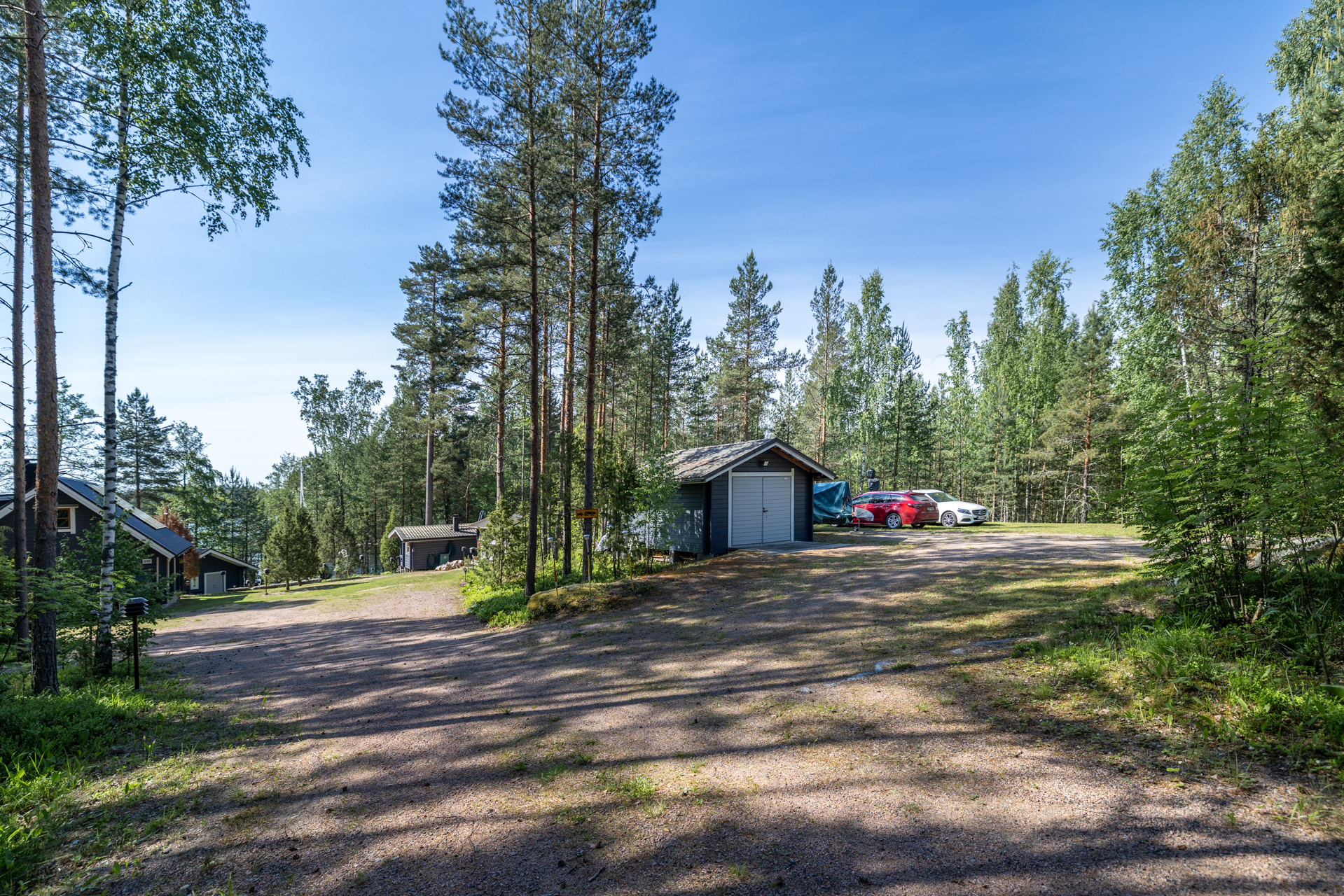 Näkymä tontille tultaessa