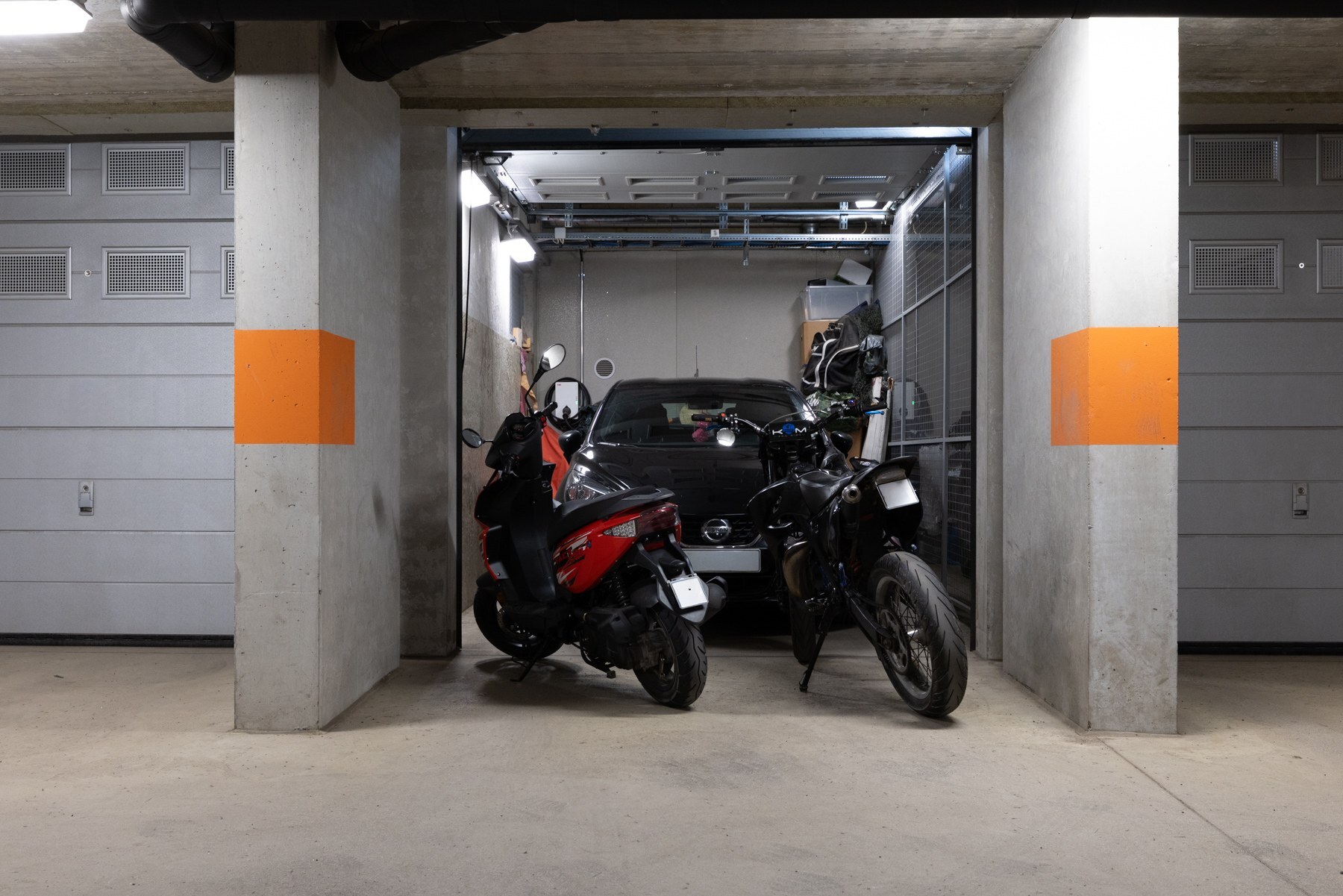 Tilava autotalli taloyhtiön parkkihallissa